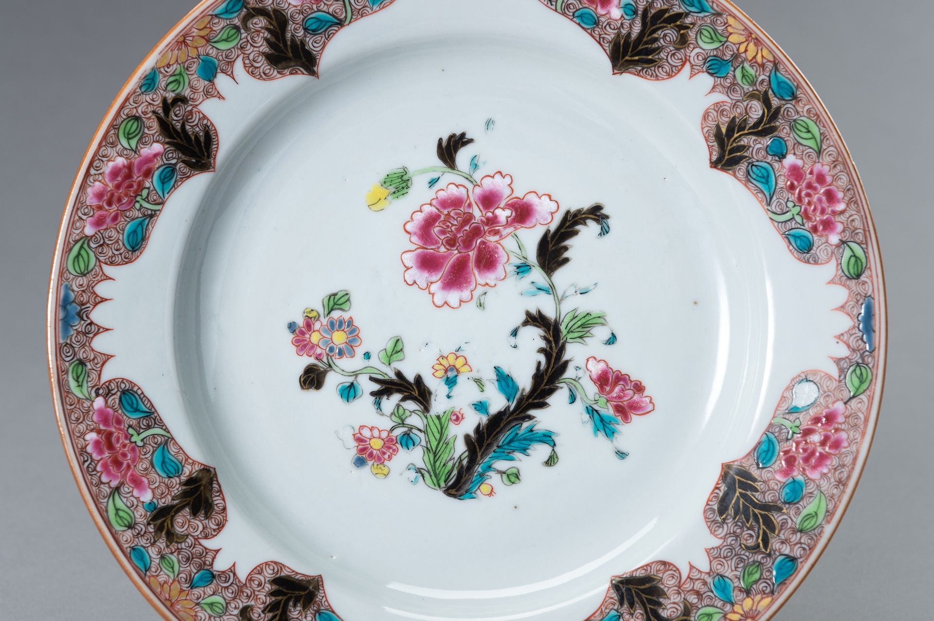 A 'FLORAL' FAMILLE ROSE PORCELAIN PLATE - Bild 2 aus 6