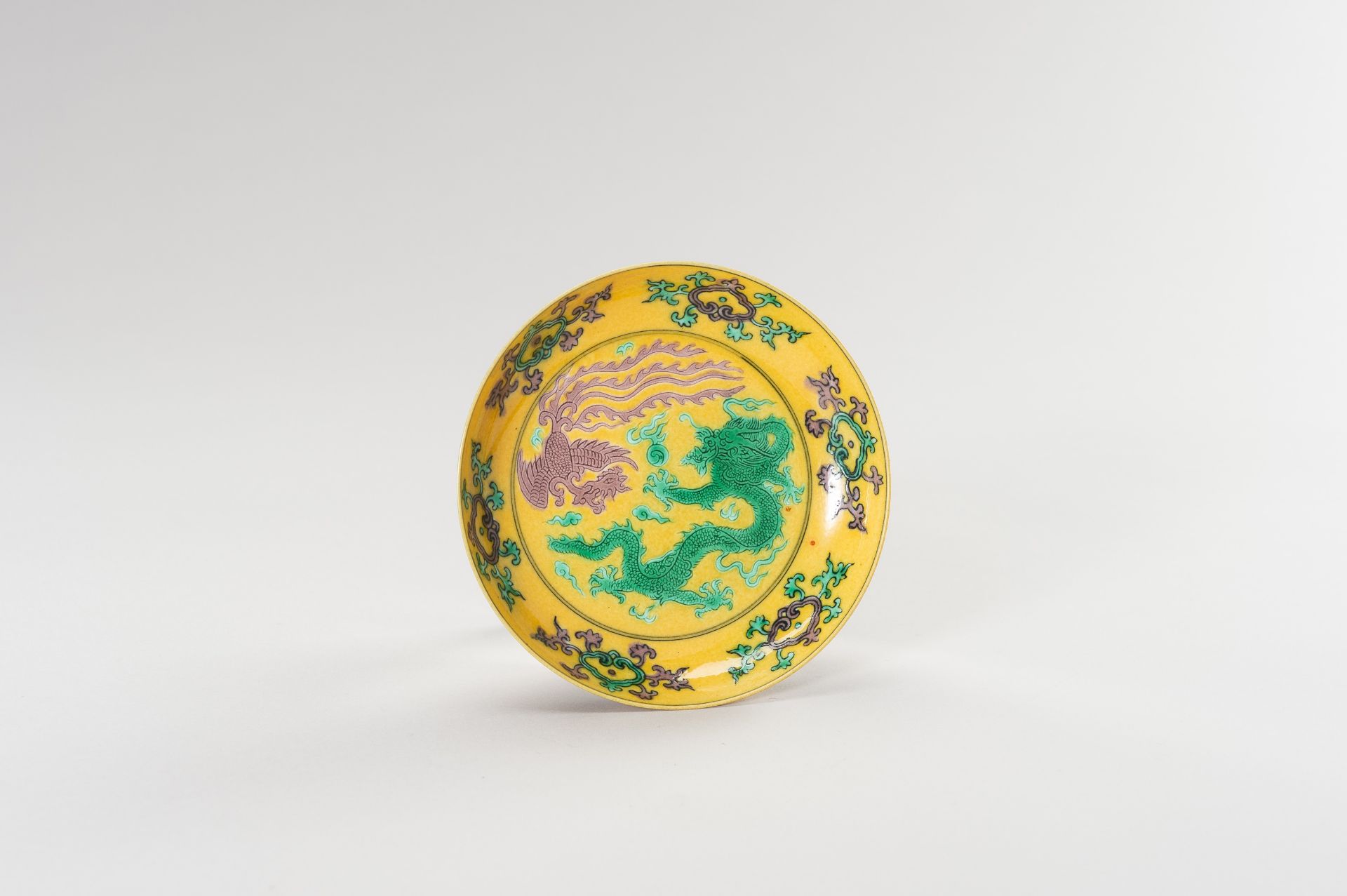 A CHINESE GREEN, YELLOW, AND AUBERGINE 'DRAGON AND PHOENIX' DISH - Image 4 of 7