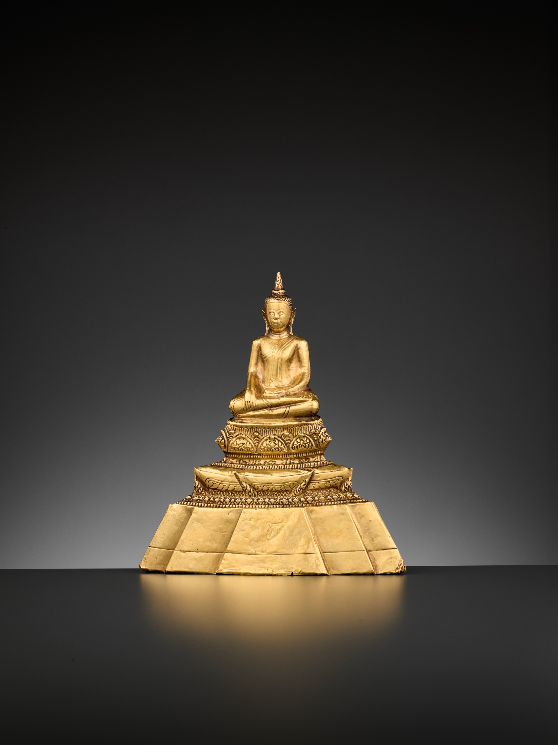 A 24-CARAT GOLD REPOUSSE FIGURE OF BUDDHA SHAKYAMUNI, AYUTTHAYA STYLE - Image 5 of 11