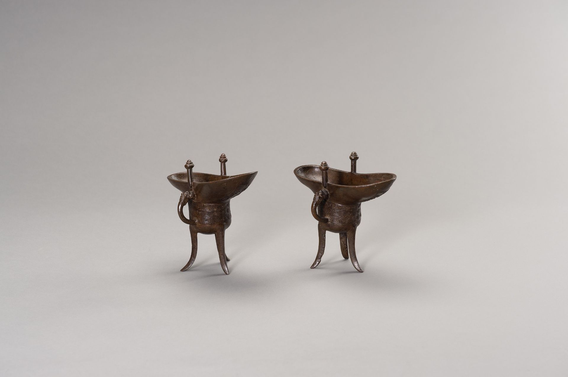 A RARE PAIR OF ARCHAISTIC BRONZE JUE QIANLONG MARK AND PERIOD - Bild 3 aus 17