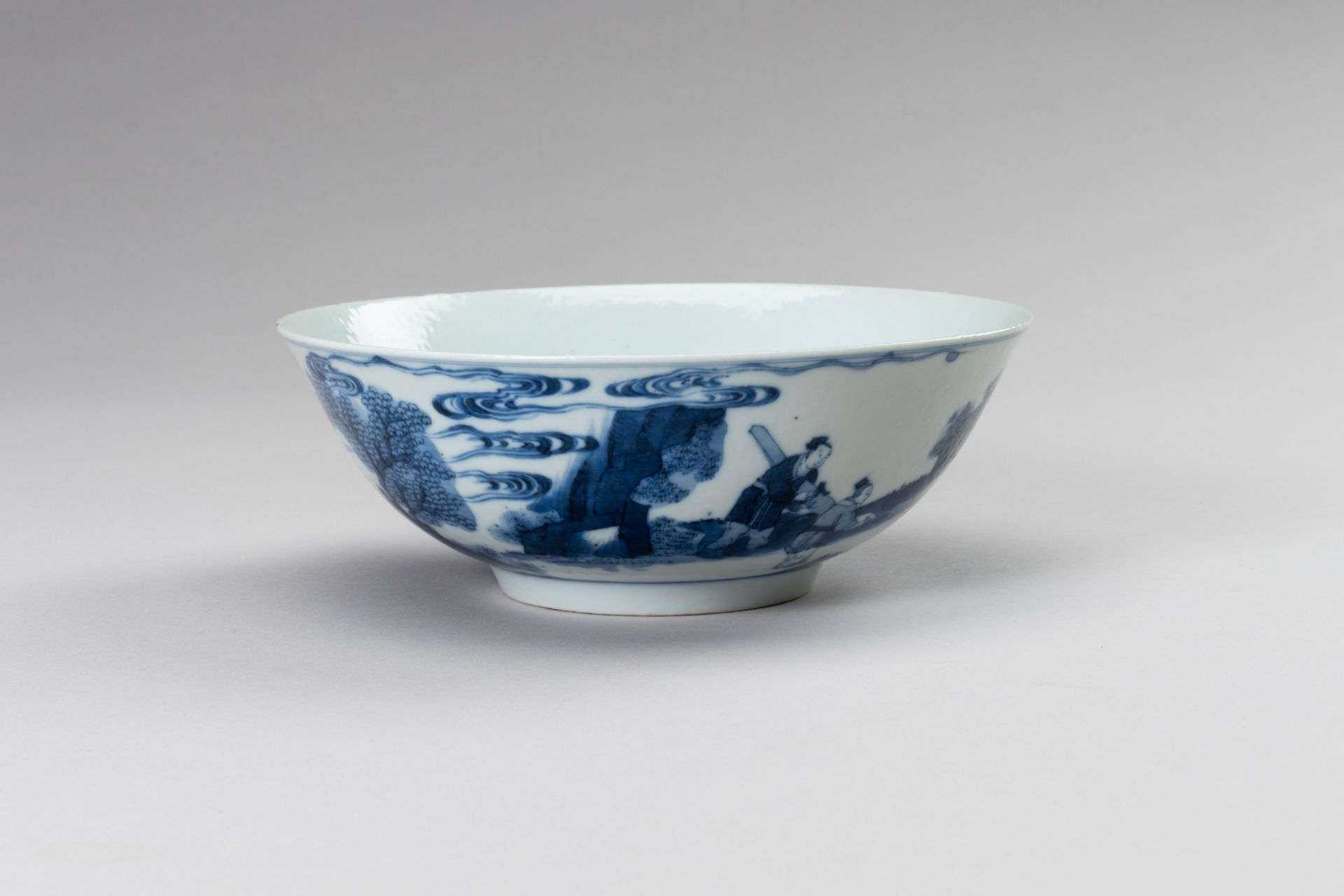 A BLUE AND WHITE PORCELAIN KANGXI REVIVAL 'SCHOLARS' BOWL - Image 9 of 12