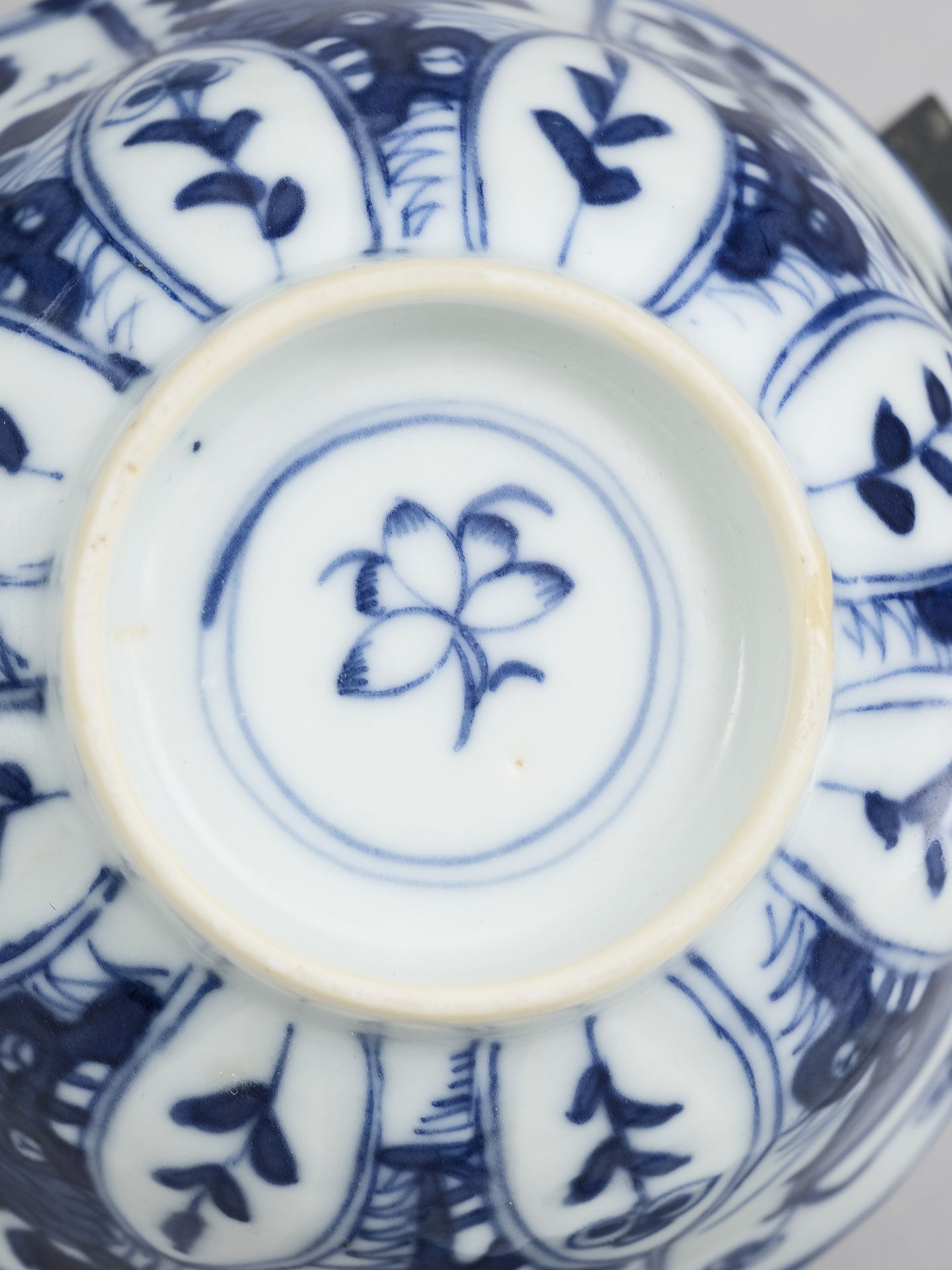 A PAIR OF BLUE AND WHITE PORCELAIN CUPS WITH MATCHING PLATES, KANGXI - Bild 8 aus 9