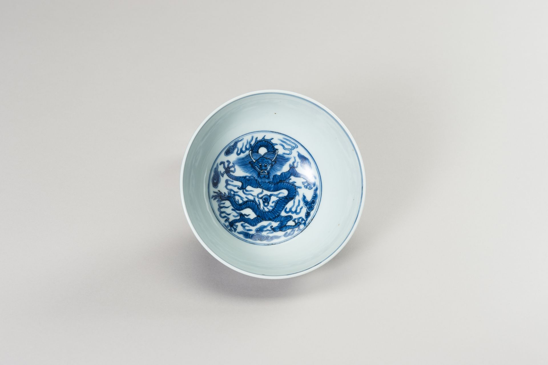 A BLUE AND WHITE PORCELAIN 'DRAGON' BOWL - Bild 2 aus 13