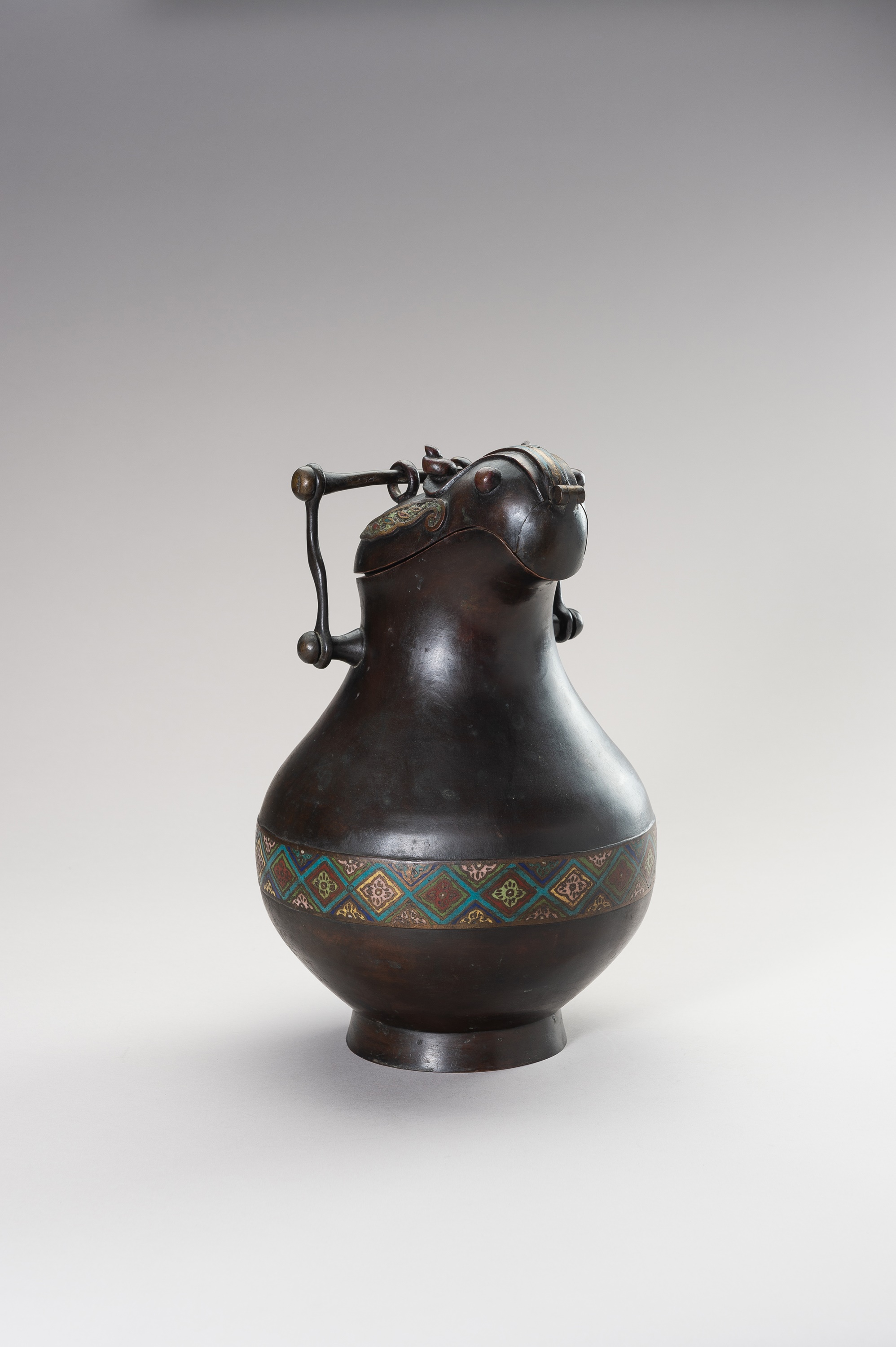 AN ARCHAISTIC ZOOMORPHIC BRONZE AND CLOISONNE WINE VESSEL HU - Image 6 of 13