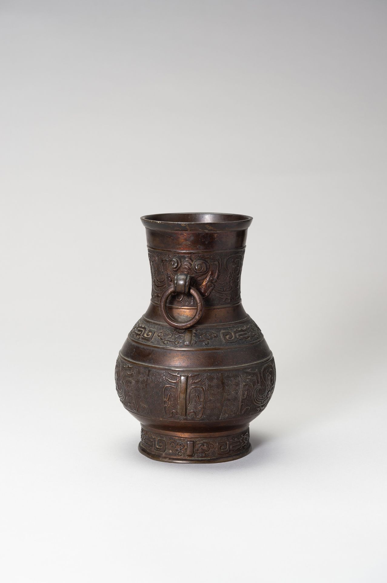 AN ARCHAISTIC BRONZE VASE - Bild 5 aus 12