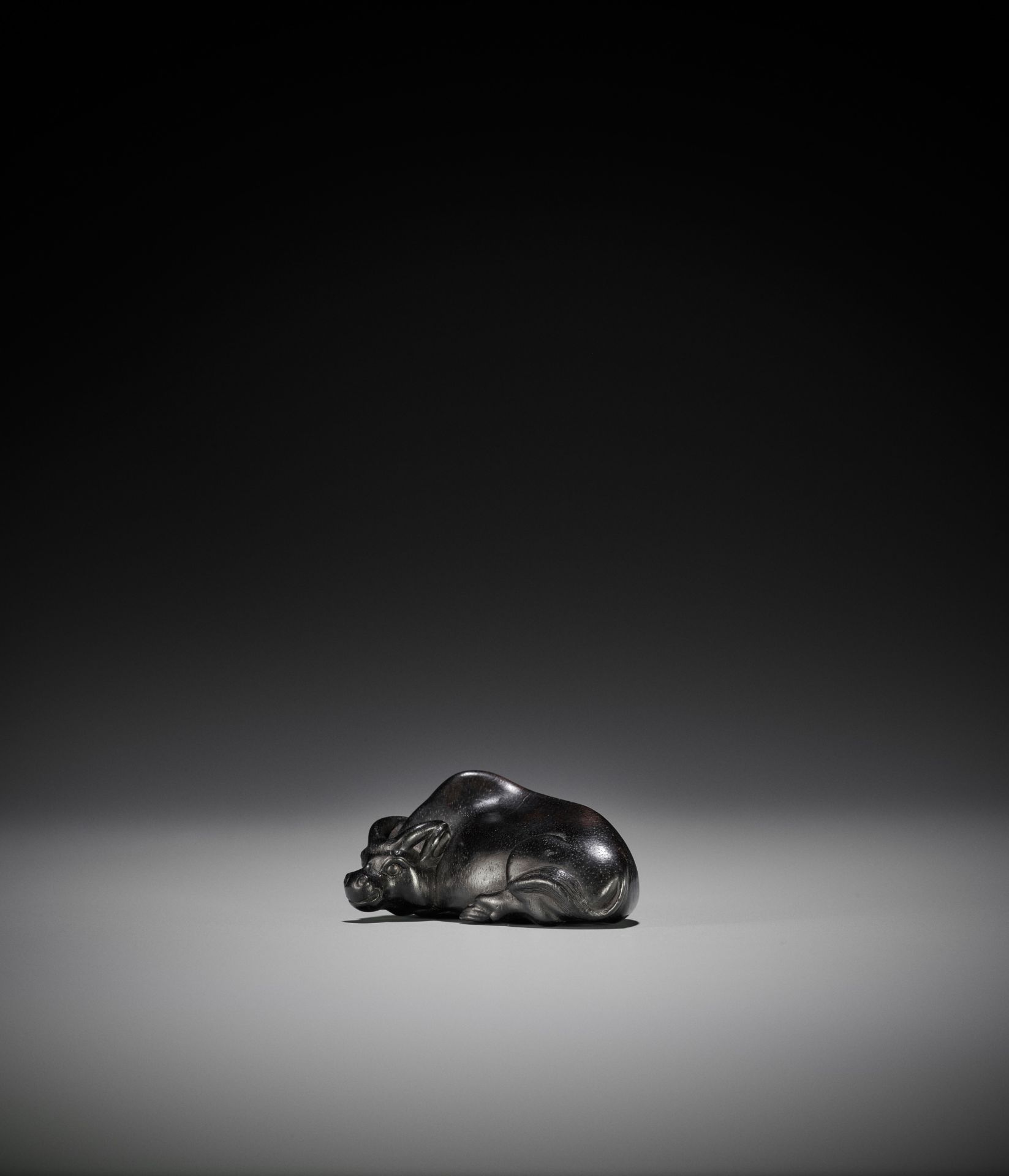 MASAYOSHI: AN EBONY NETSUKE OF A RECUMBENT OX - Bild 5 aus 12