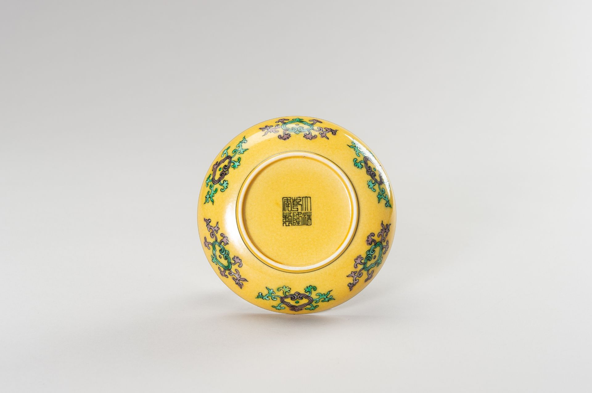 A CHINESE GREEN, YELLOW, AND AUBERGINE 'DRAGON AND PHOENIX' DISH - Image 6 of 7
