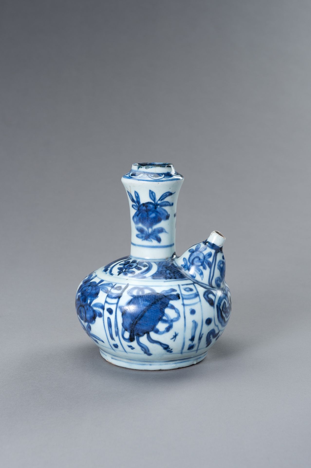 A BLUE AND WHITE PORCELAIN POURING VESSEL (KENDI) WITH FLORAL MOTIFS - Bild 5 aus 10