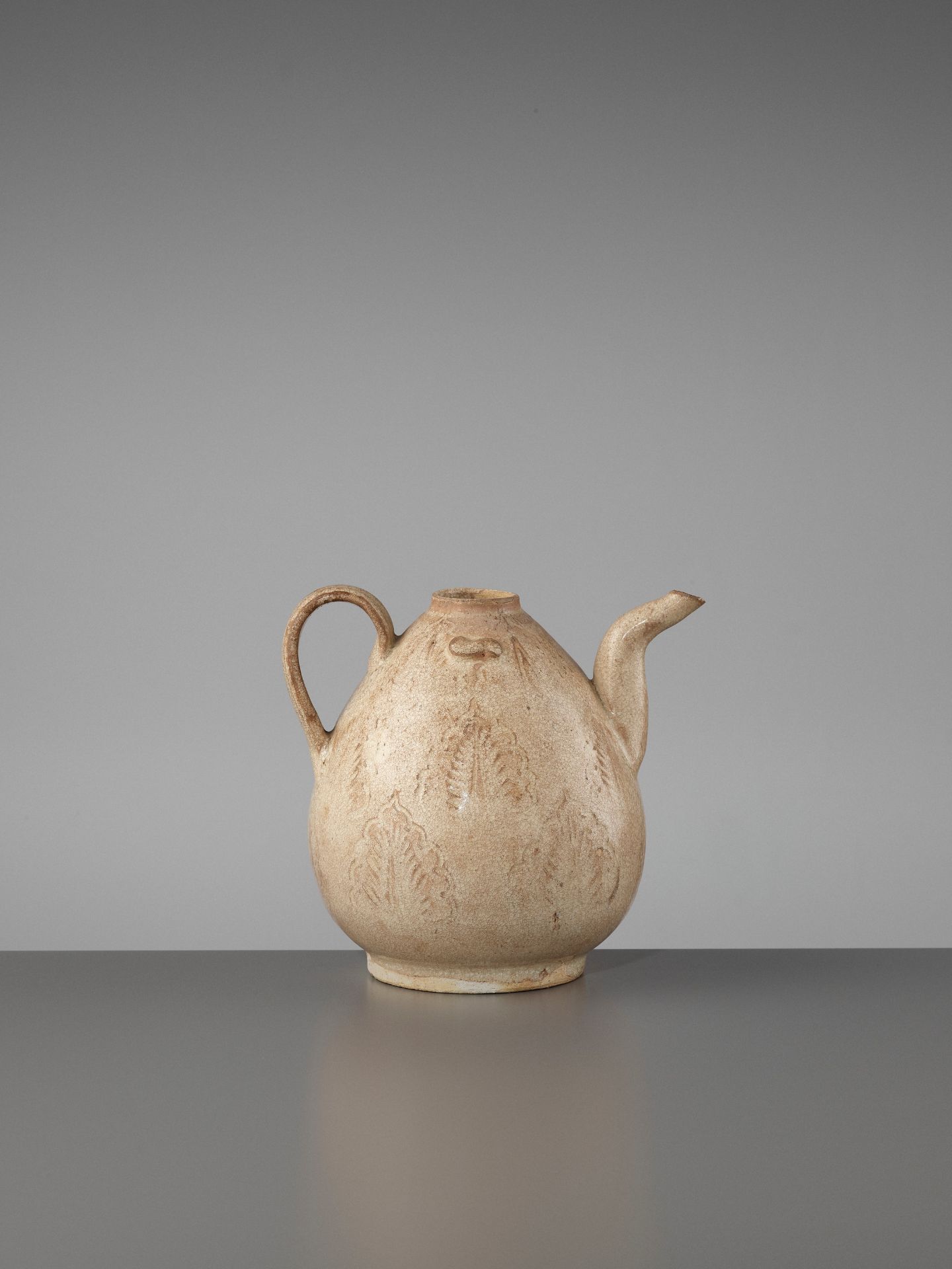 A STRAW-GLAZED AND INCISED 'TEA LEAVES' EWER, SONG DYNASTY - Bild 9 aus 12