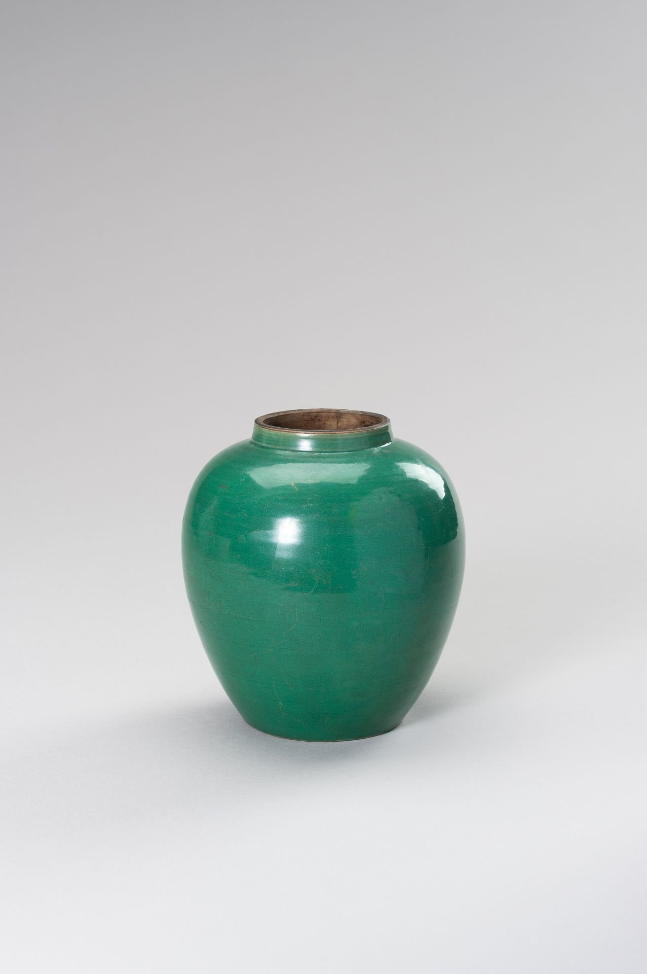 A GREEN GLAZED PORCELAIN JAR - Bild 7 aus 9