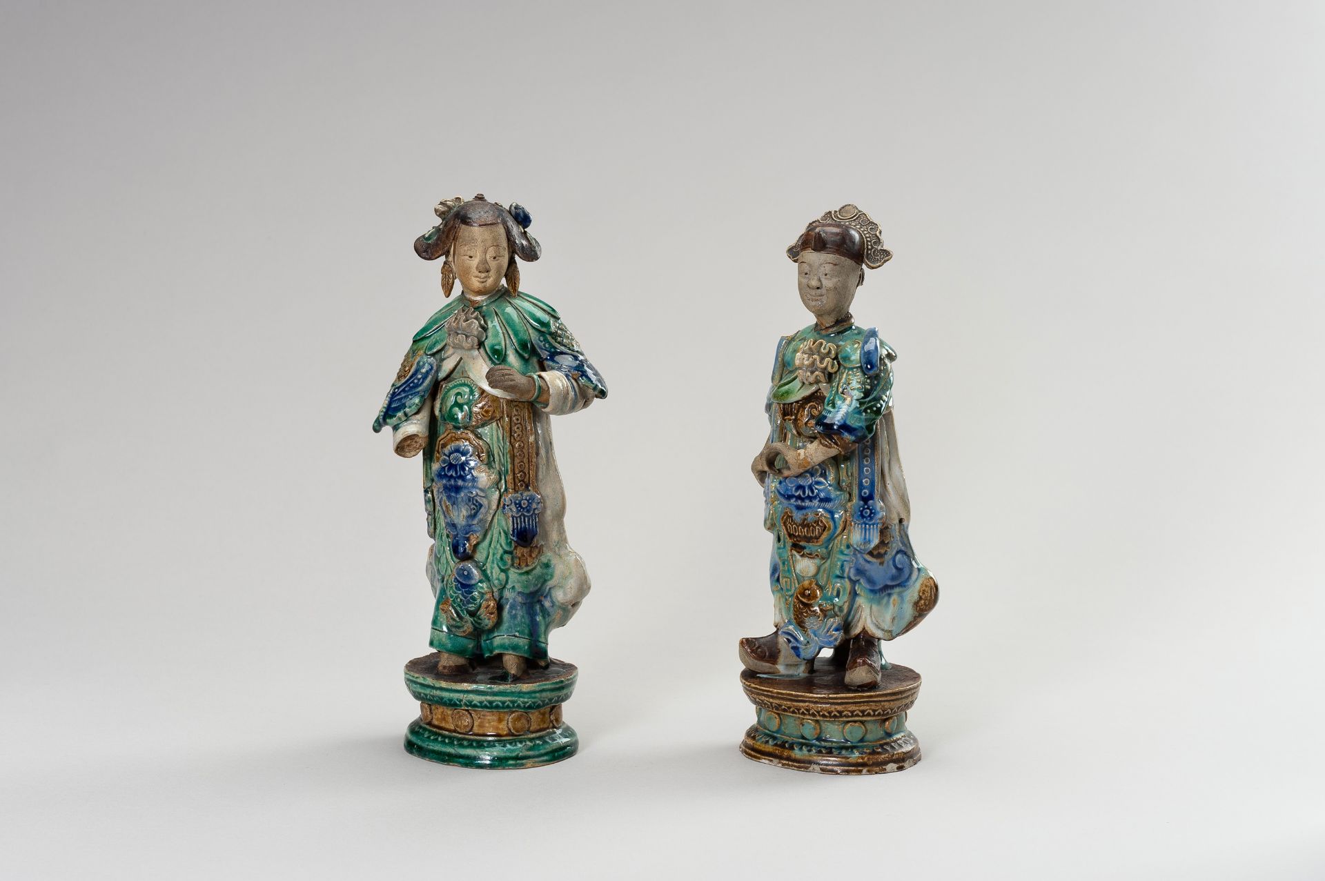 A PAIR OF GLAZED SHIWAN POTTERY FIGURES - Bild 5 aus 11