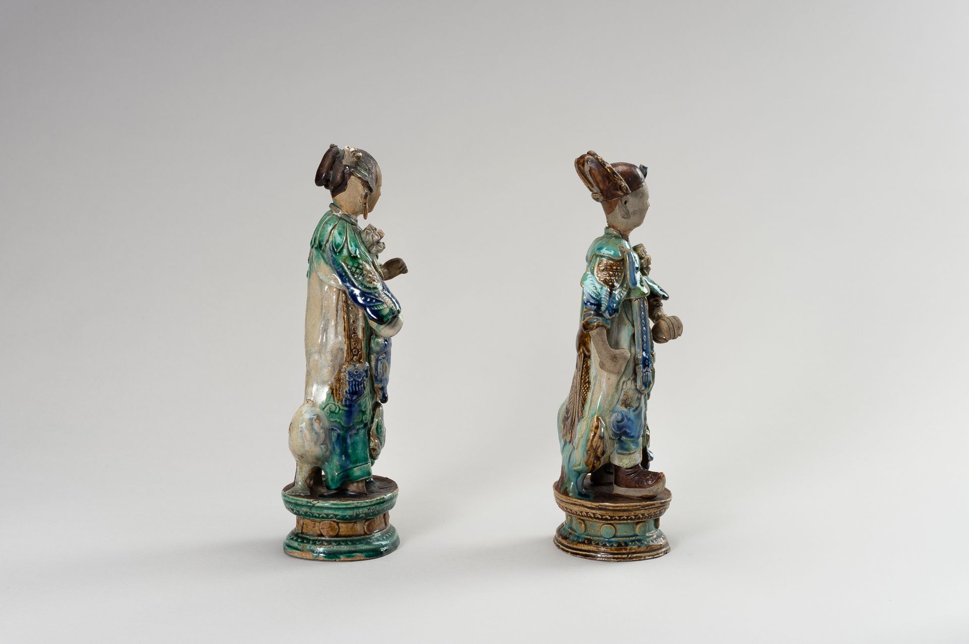 A PAIR OF GLAZED SHIWAN POTTERY FIGURES - Bild 7 aus 11