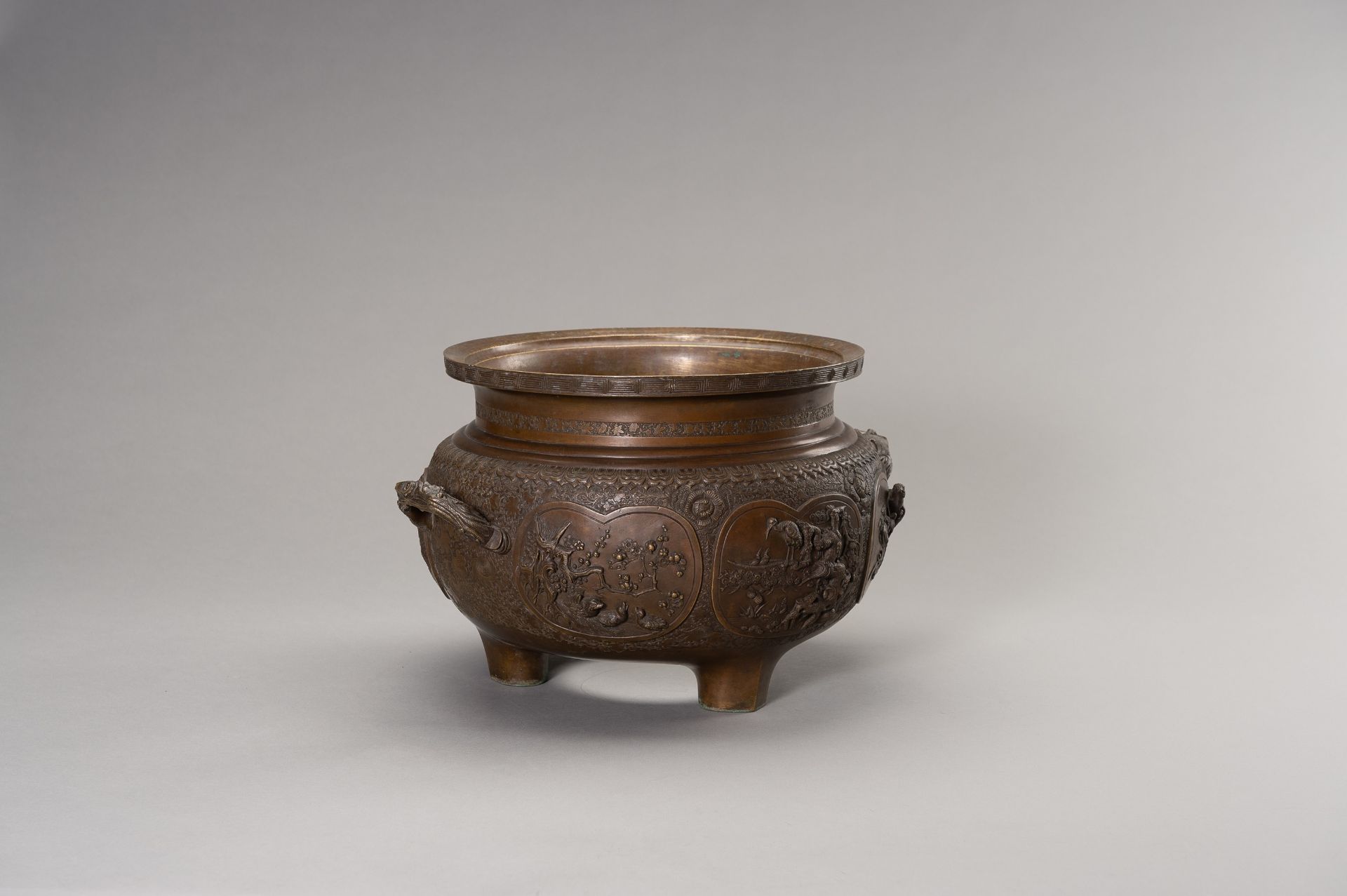 A LARGE AND HEAVY BRONZE TRIPOD CENSER - Image 3 of 13