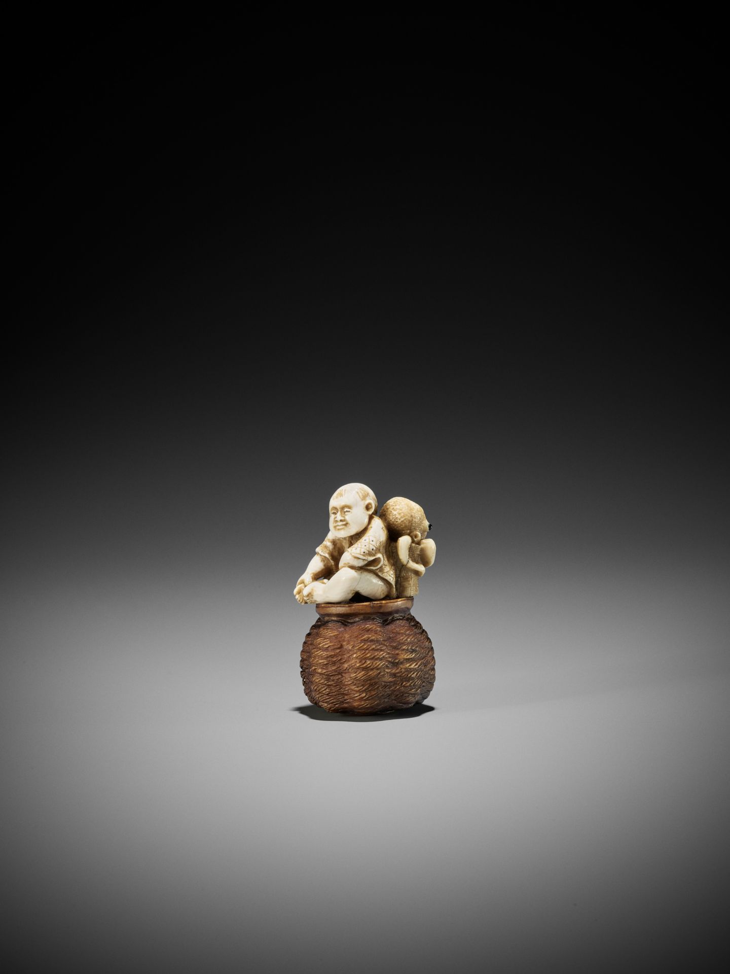 DERKACHENKO: A WOOD AND MAMMOTH IVORY SHUNGA NETSUKE OF A KARAKO WITH OCTOPUS - Bild 4 aus 14