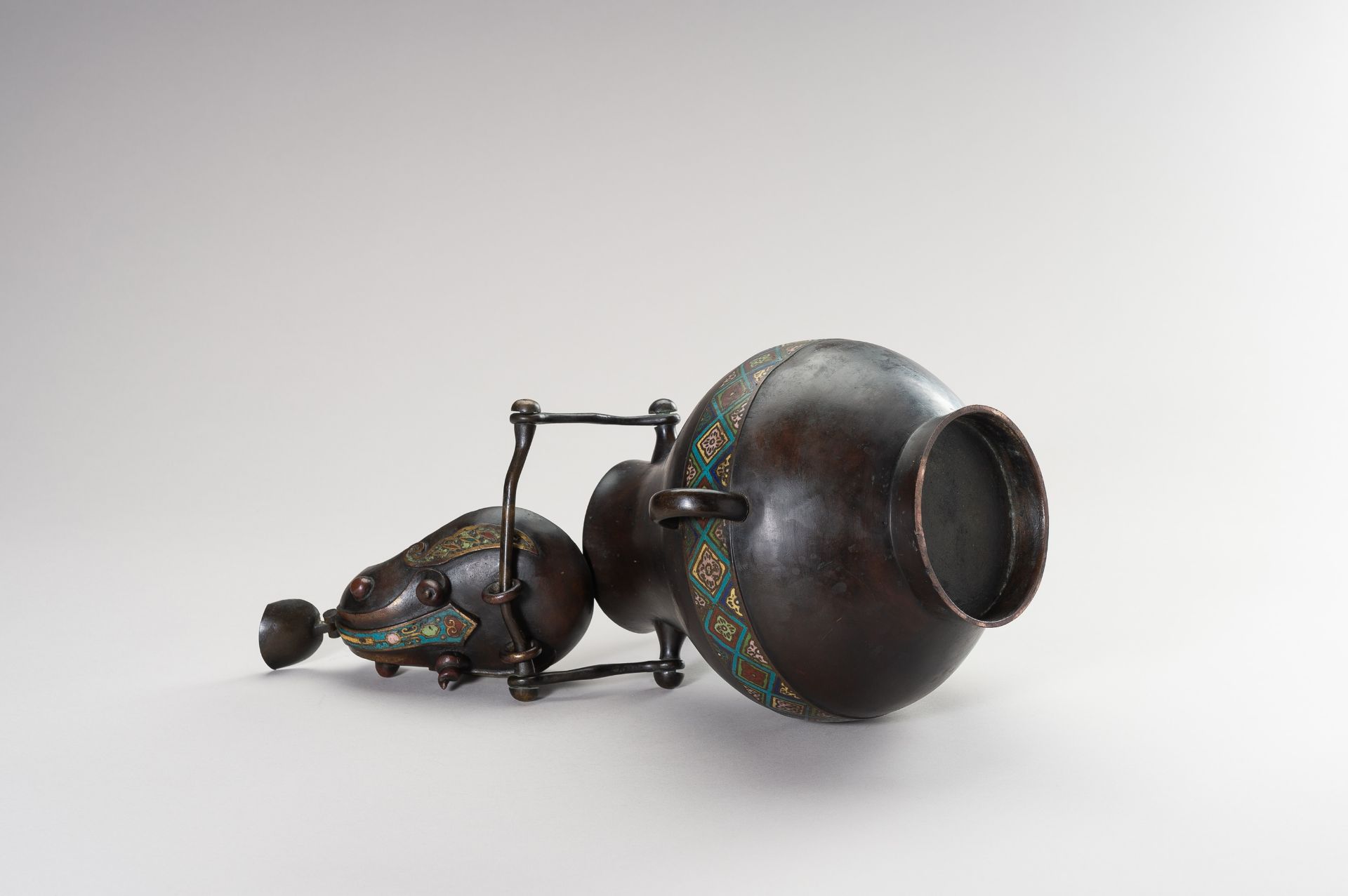 AN ARCHAISTIC ZOOMORPHIC BRONZE AND CLOISONNE WINE VESSEL HU - Image 13 of 13