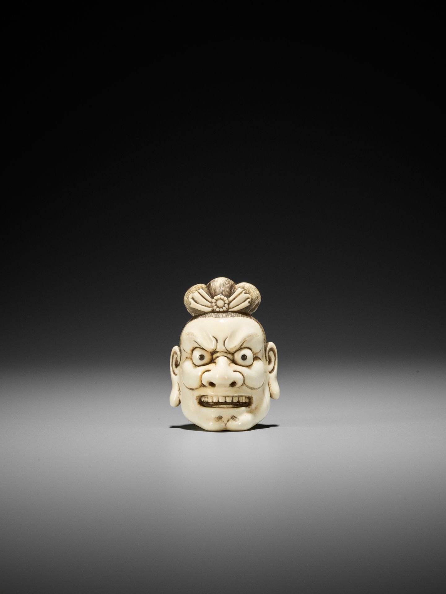 A FINE IVORY NETSUKE OF A SEVERED NIO HEAD - Bild 3 aus 11