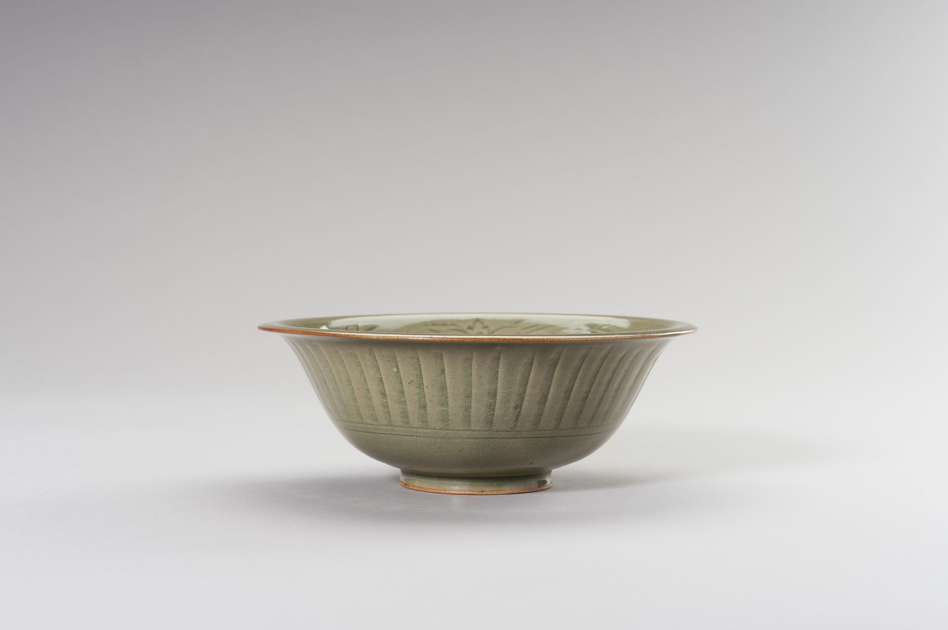 A YAOZHOU CELADON 'LOTUS & FISH' BOWL - Bild 9 aus 11