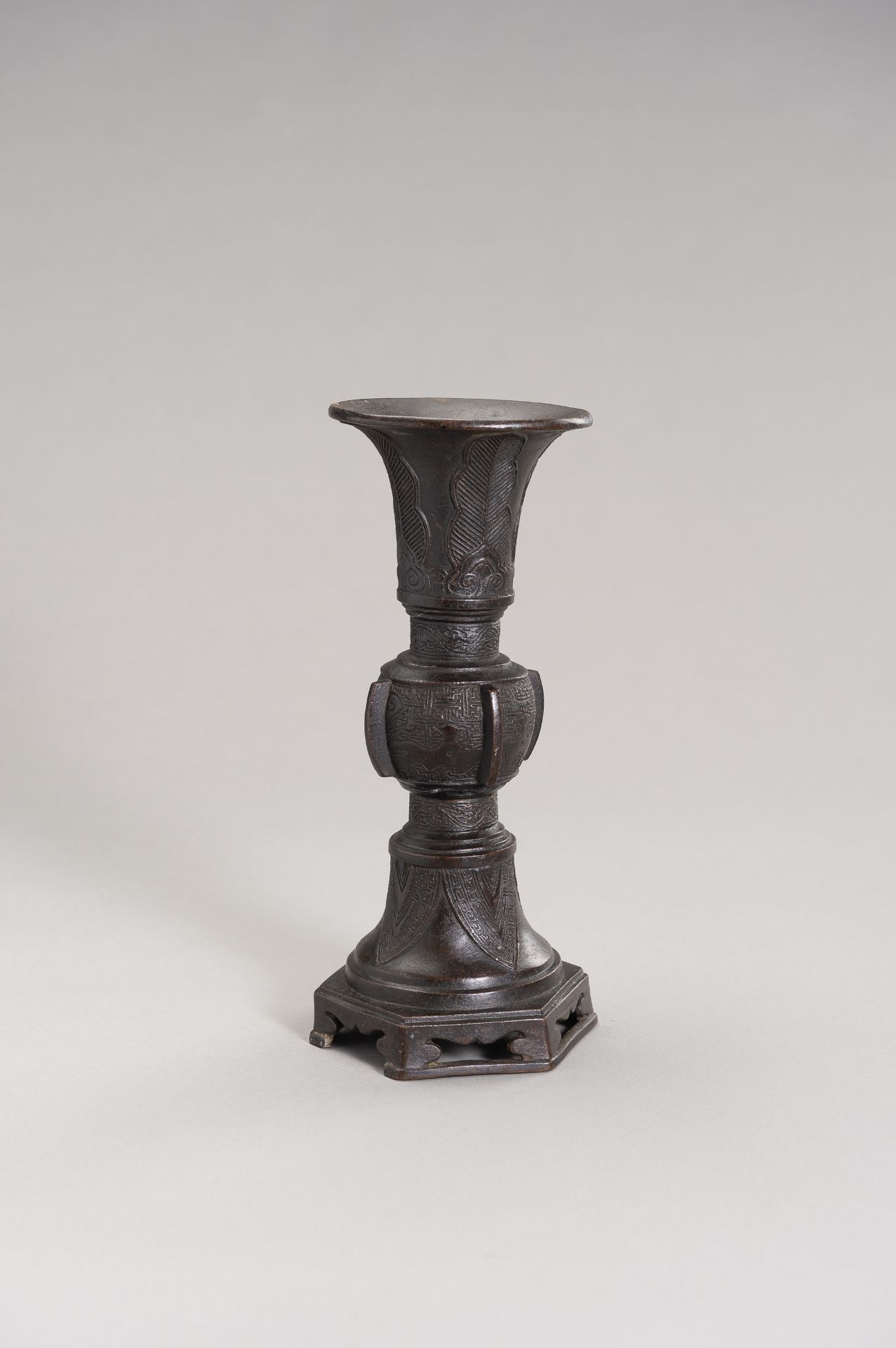 AN ARCHAISTIC BRONZE GU VASE - Image 5 of 8