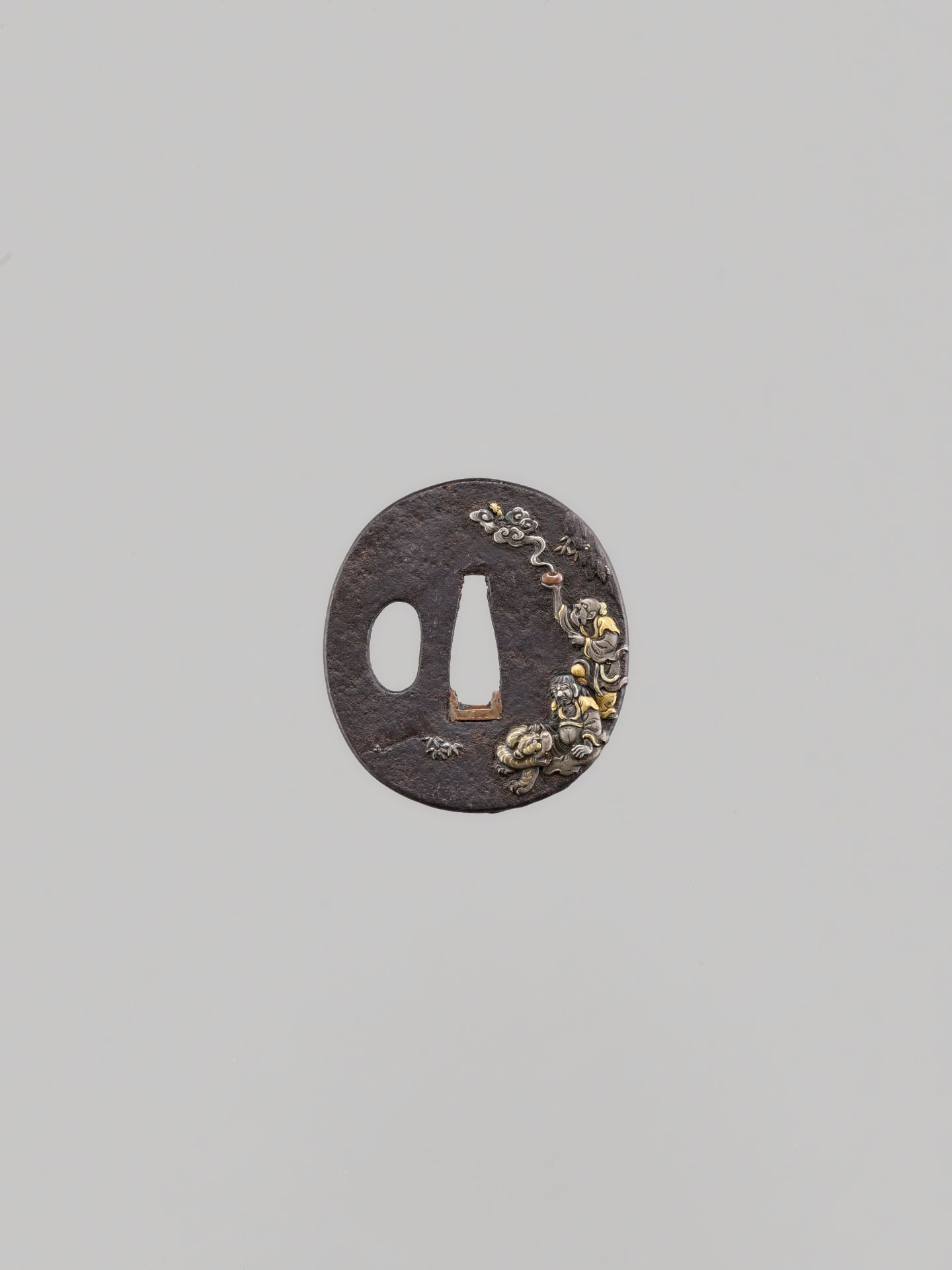 A FINE IRON TSUBA WITH CHINNAN AND TOHO SENNIN - Bild 4 aus 5