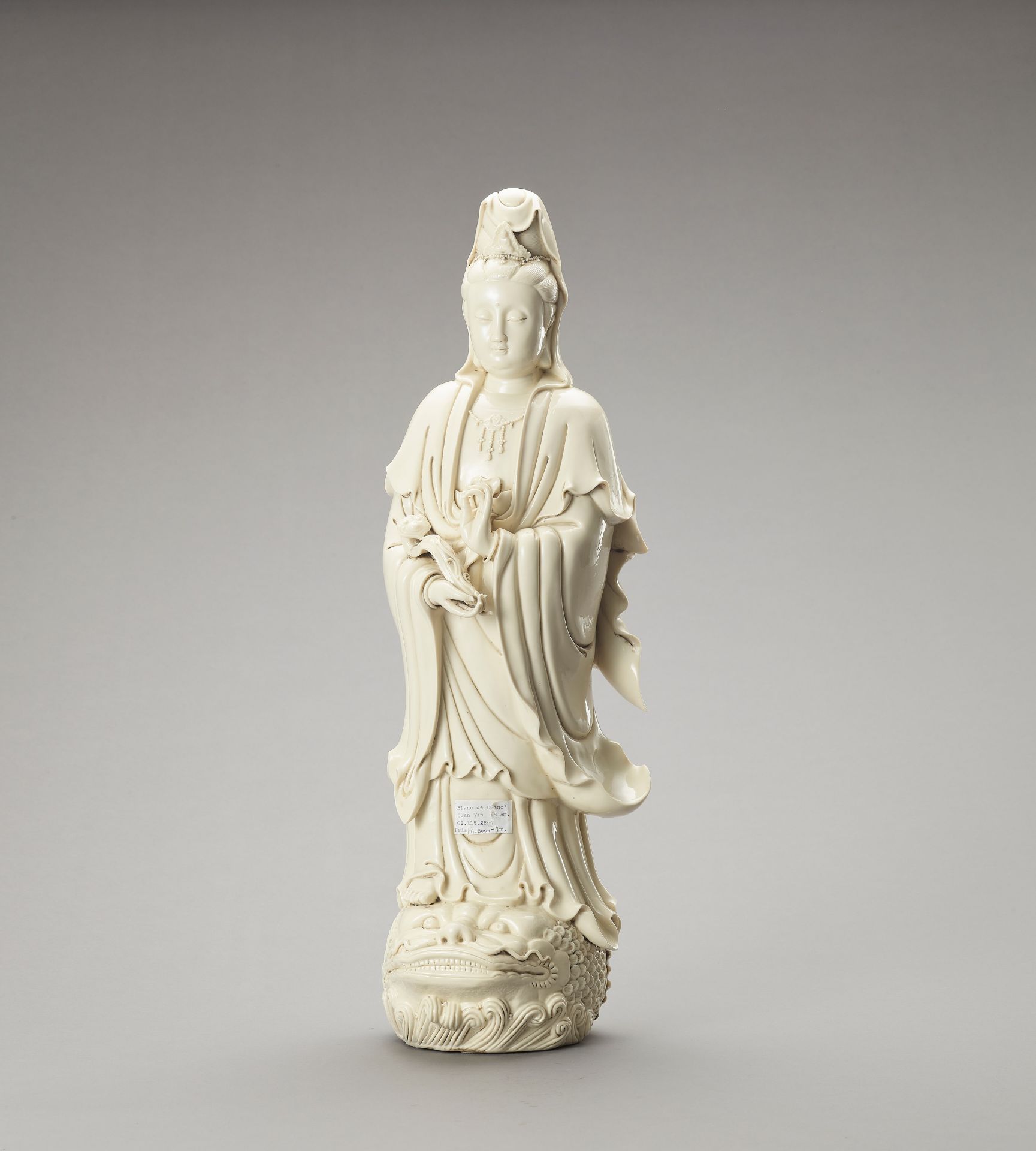 AN IMPRESSIVE AND VERY LARGE BLANC DE CHINE PORCELAIN FIGURE OF GUANYIN - Bild 6 aus 9