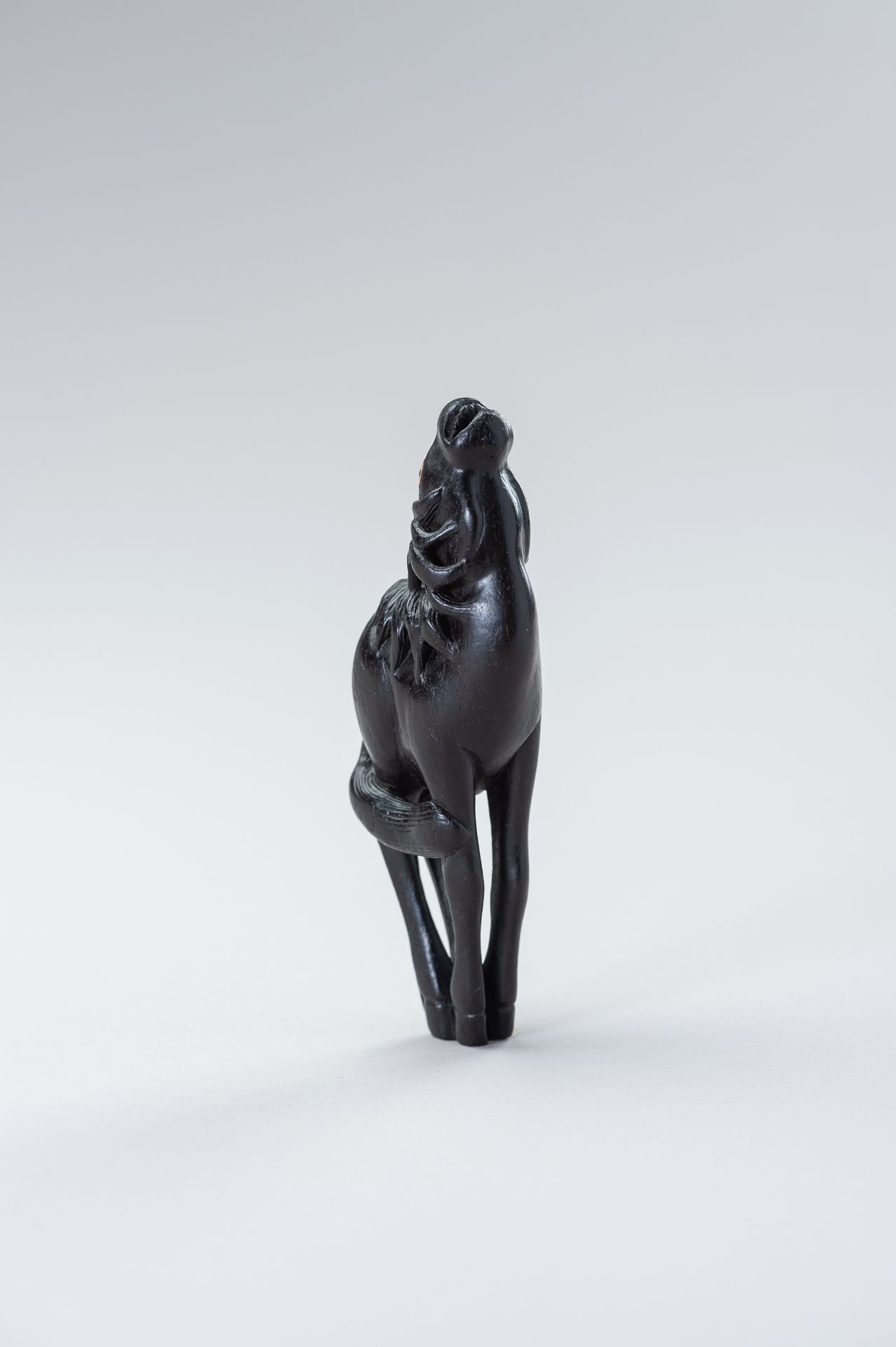 A LARGE EBONY WOOD NETSUKE OF A BAYING HORSE - Bild 7 aus 13