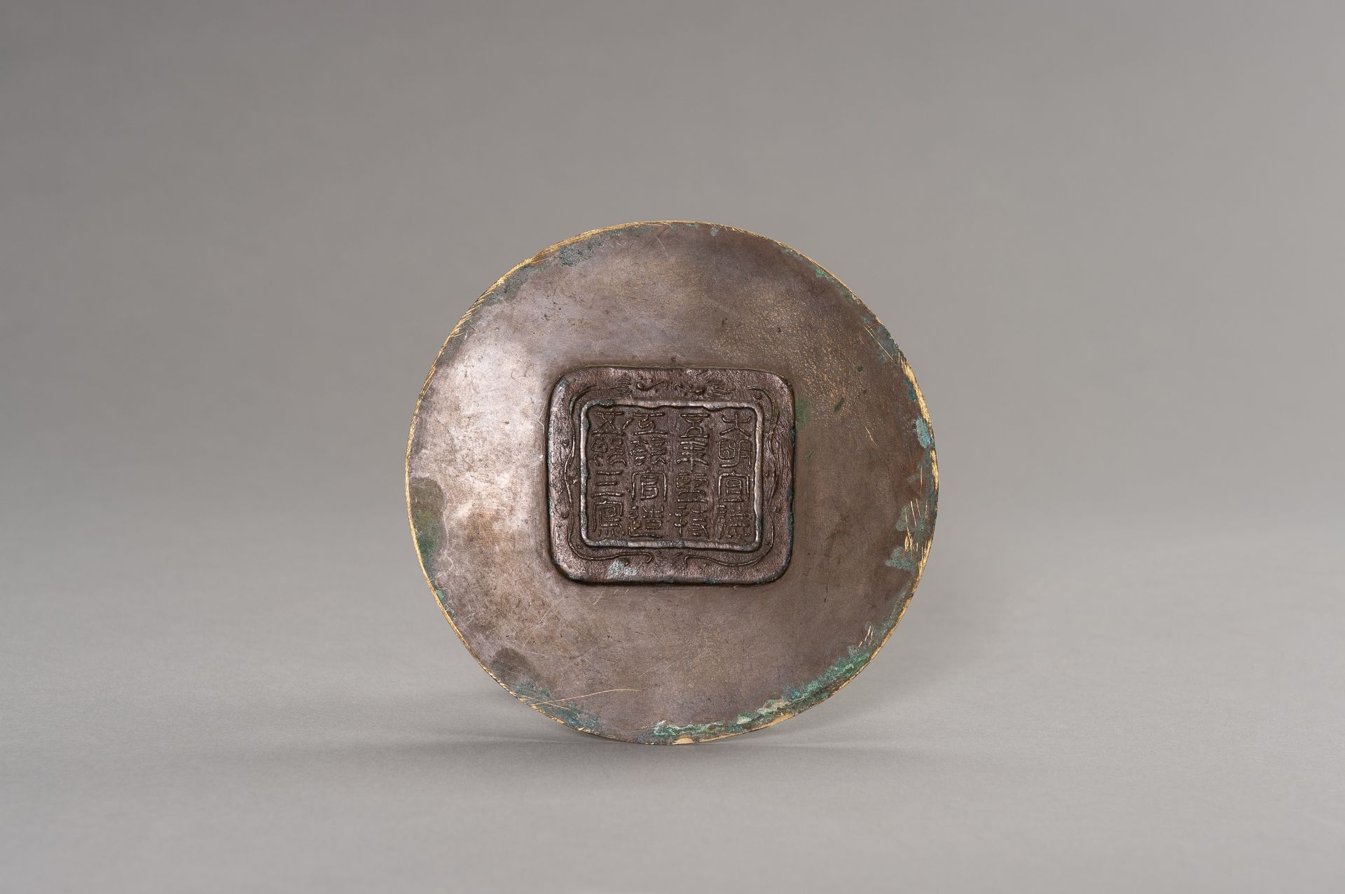 A LARGE AND HEAVY BRONZE TRIPOD CENSER - Image 12 of 13