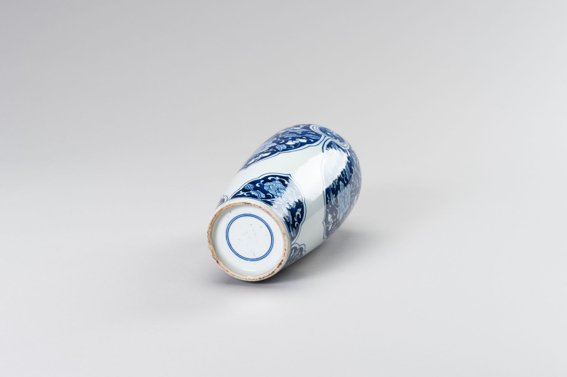 A BLUE AND WHITE PORCELAIN VASE - Bild 7 aus 7