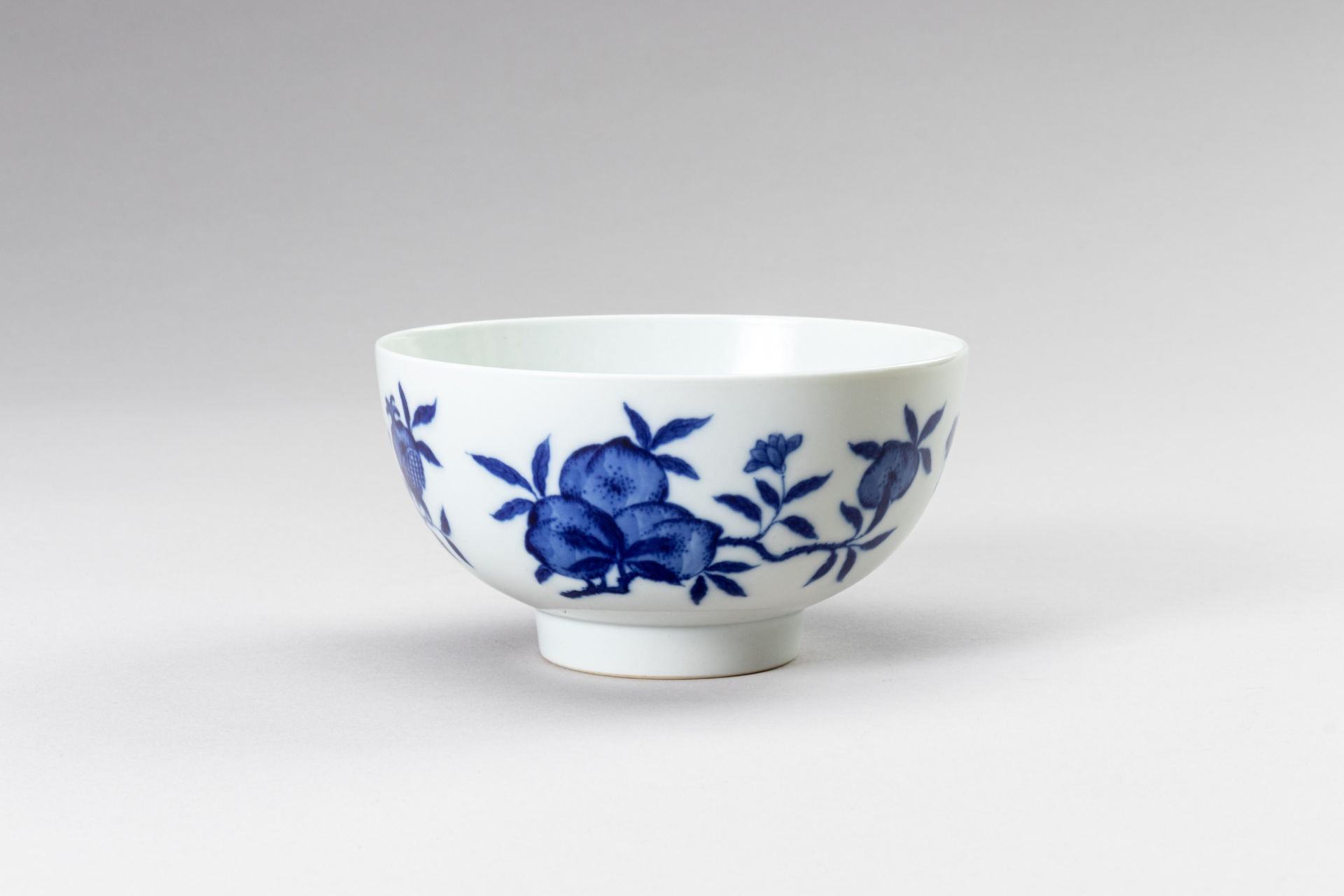 A BLUE AND WHITE PORCELAIN KANGXI REVIVAL 'PEACH' BOWL - Image 8 of 10