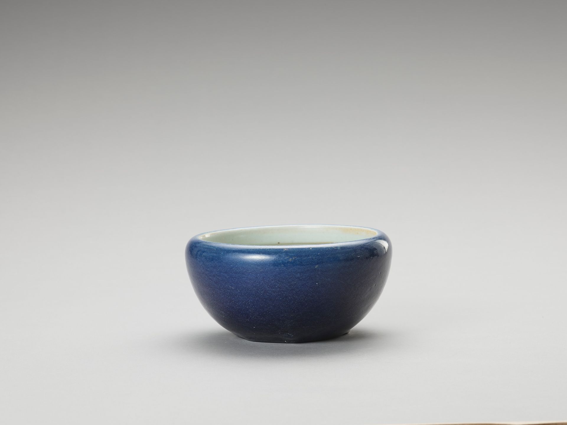 A MONOCHROME, BLUE-GLAZED PORCELAIN BOWL - Bild 9 aus 9