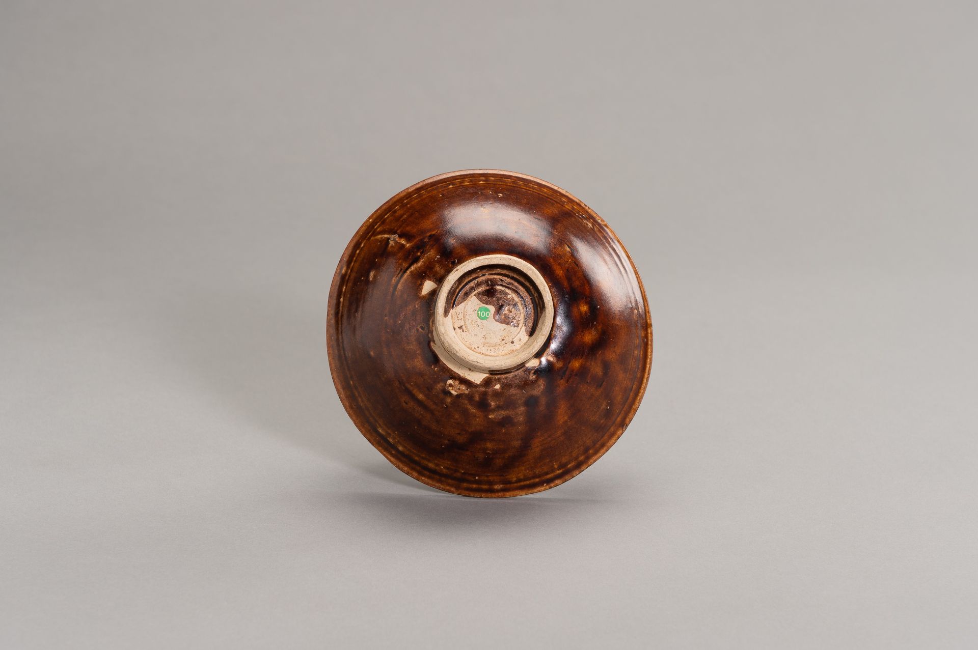 A BROWN GLAZED MOLDED BOWL - Image 8 of 8