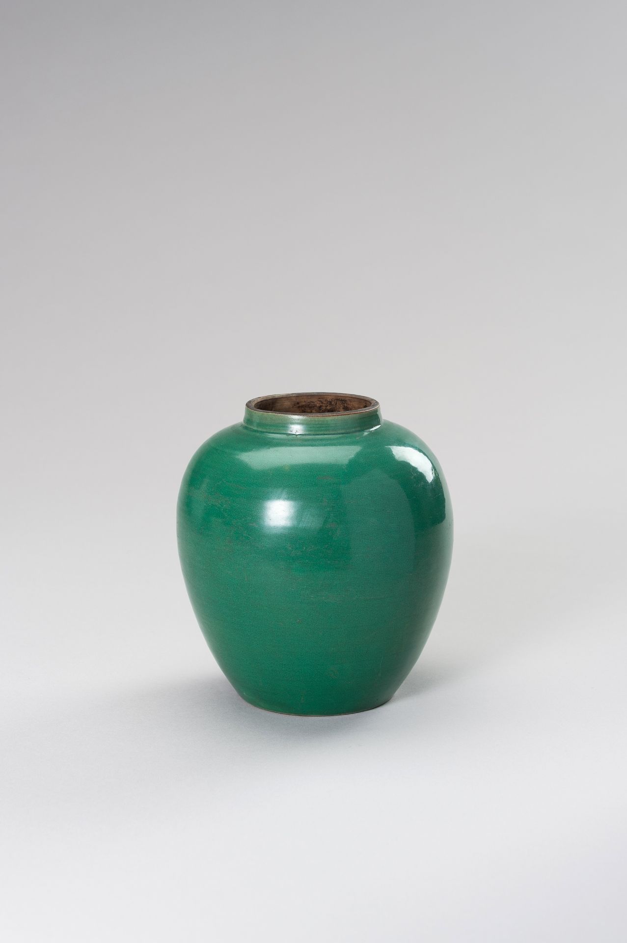 A GREEN GLAZED PORCELAIN JAR - Bild 6 aus 9