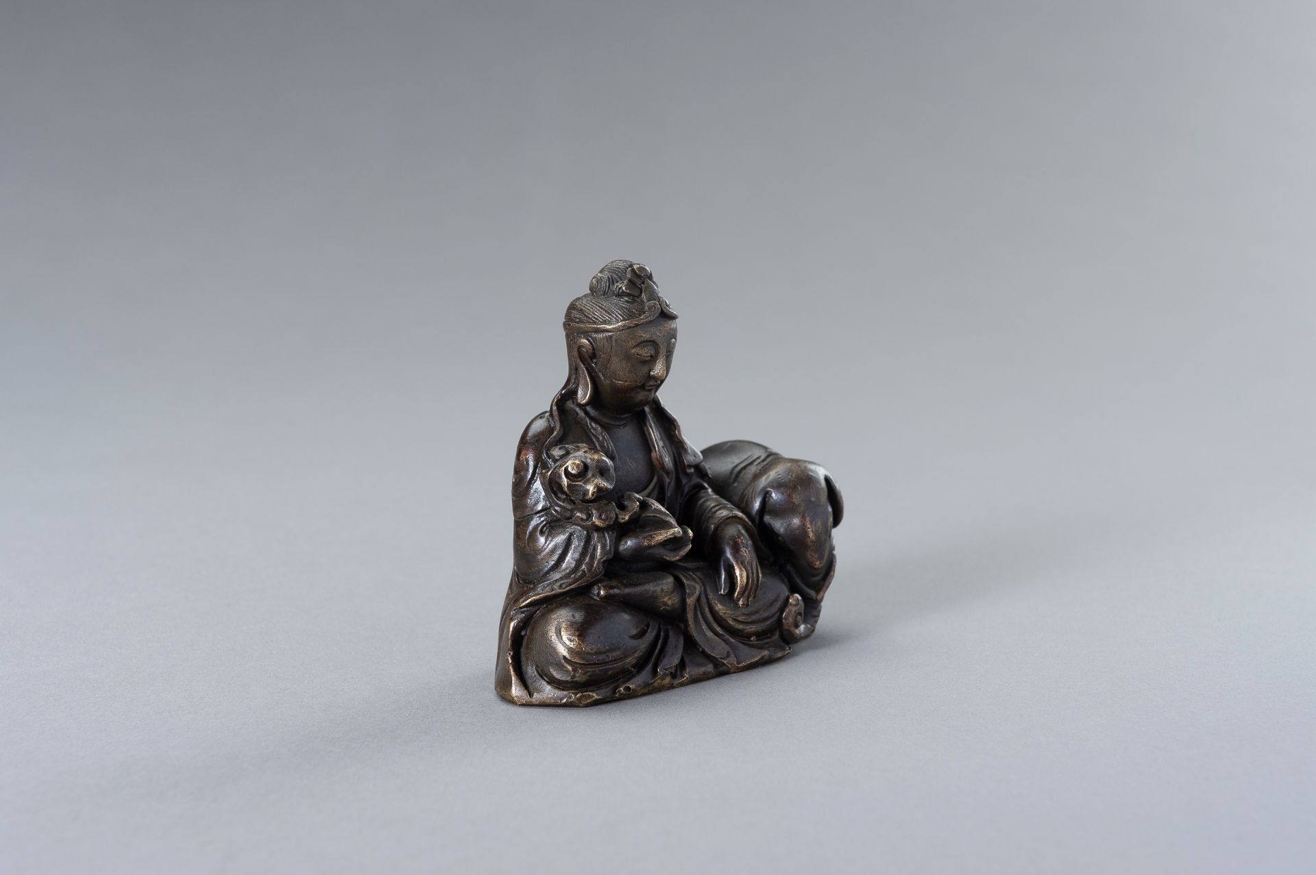 A BRONZE FIGURE OF GUANYIN WITH ELEPHANT - Bild 5 aus 11