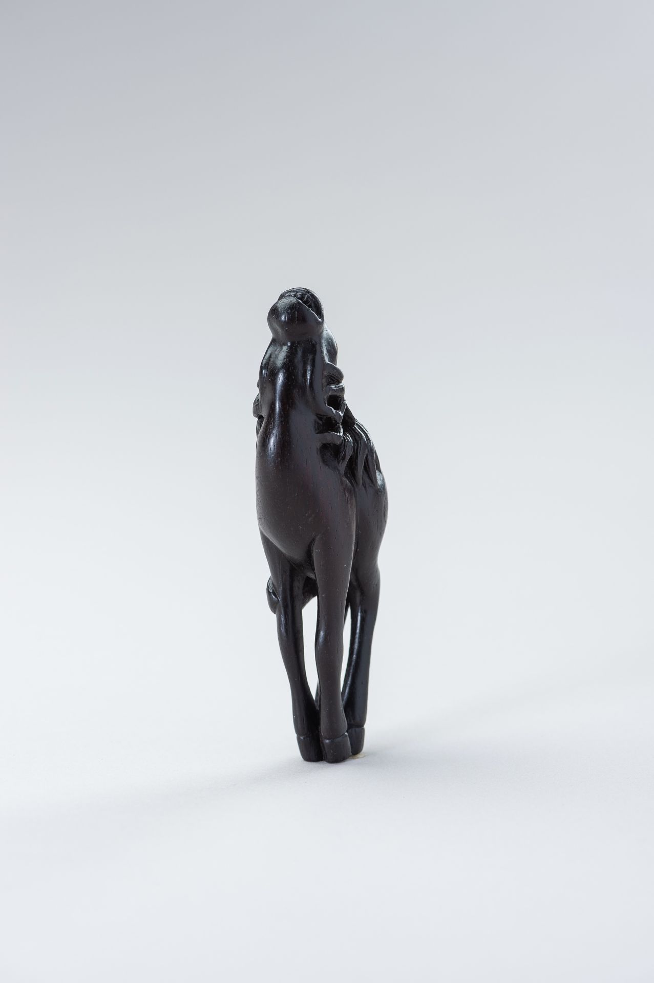 A LARGE EBONY WOOD NETSUKE OF A BAYING HORSE - Bild 9 aus 13