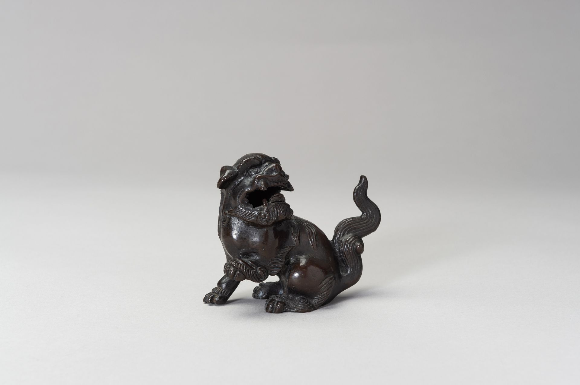 A BRONZE 'BUDDHIST LION' JOSS STICK HOLDER - Bild 3 aus 11