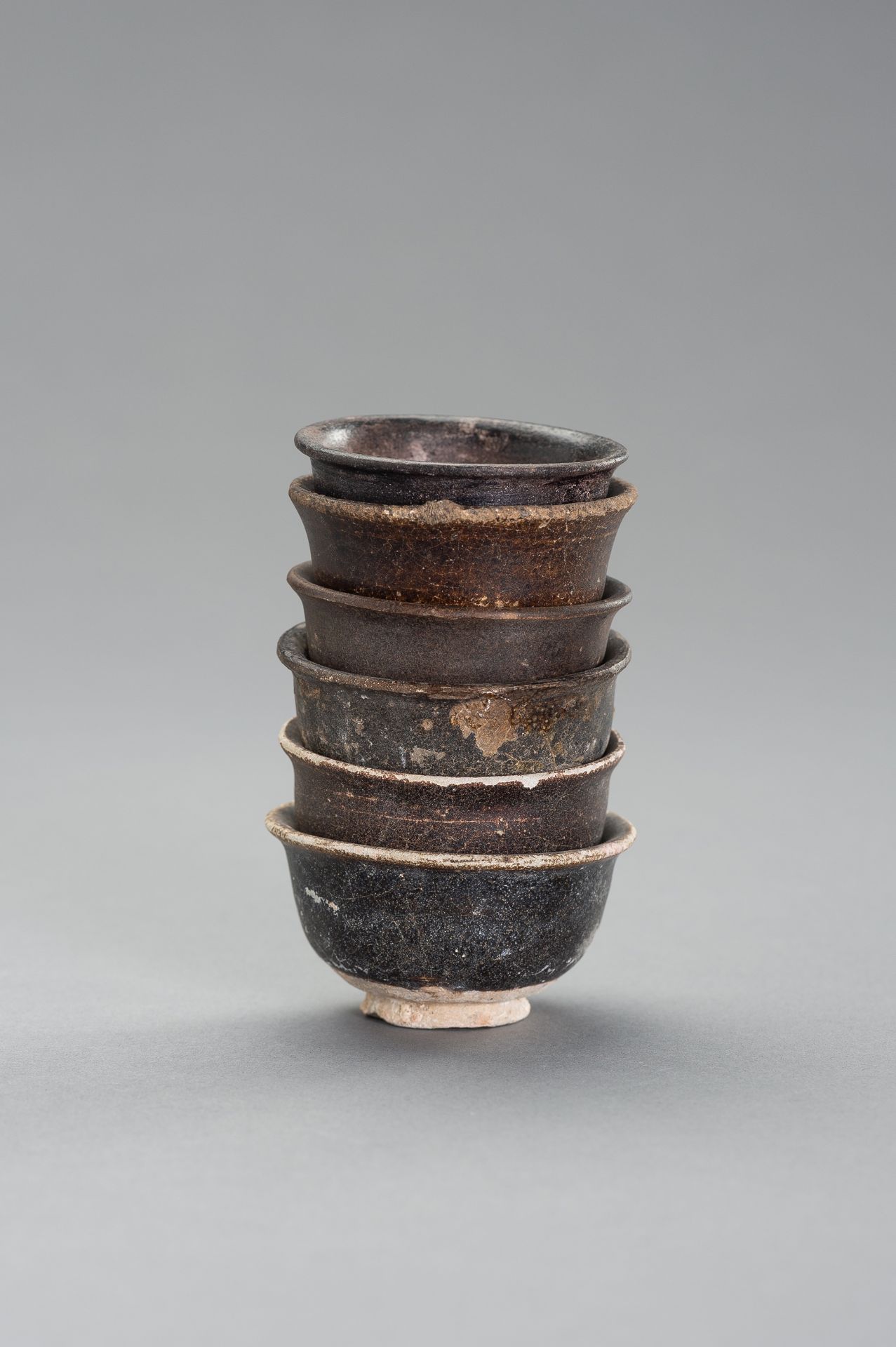 SIX FOOTED 'SHIPWRECK' CERAMIC CUPS - Bild 8 aus 11