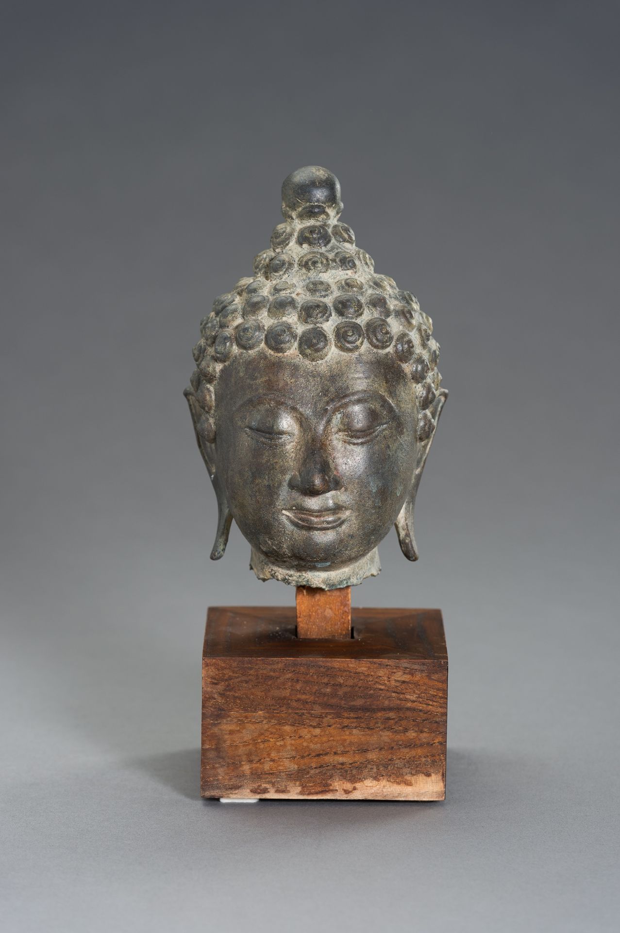 A SUKHOTHAI SYTLE BRONZE HEAD OF BUDDHA
