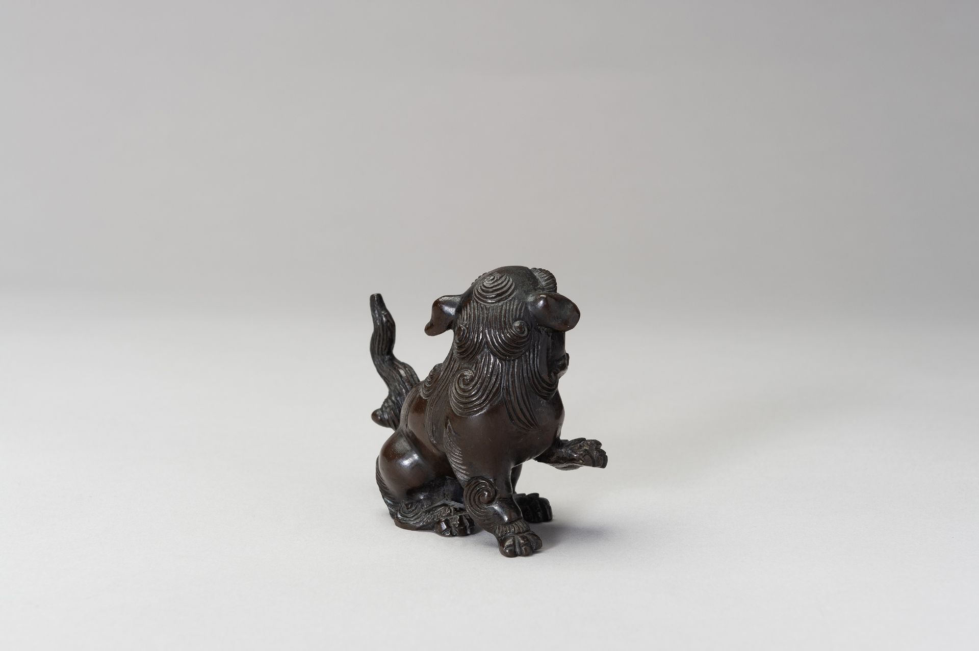 A BRONZE 'BUDDHIST LION' JOSS STICK HOLDER - Bild 9 aus 11