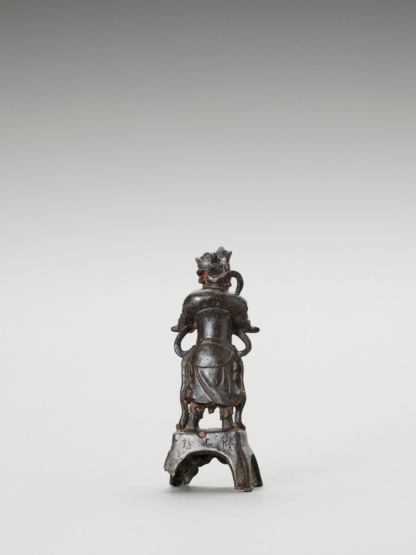 A BRONZE FIGURE OF A GUARDIAN KING, MING - Image 4 of 5