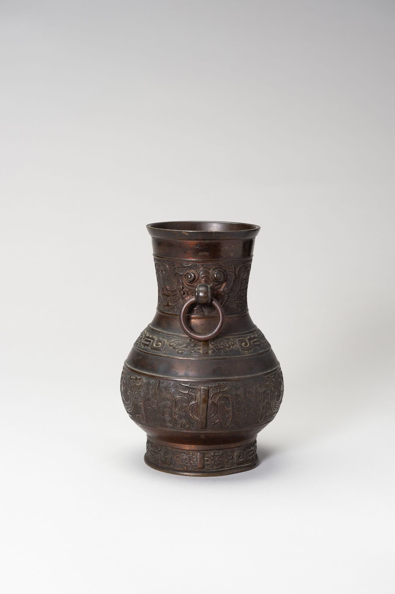 AN ARCHAISTIC BRONZE VASE - Image 8 of 12