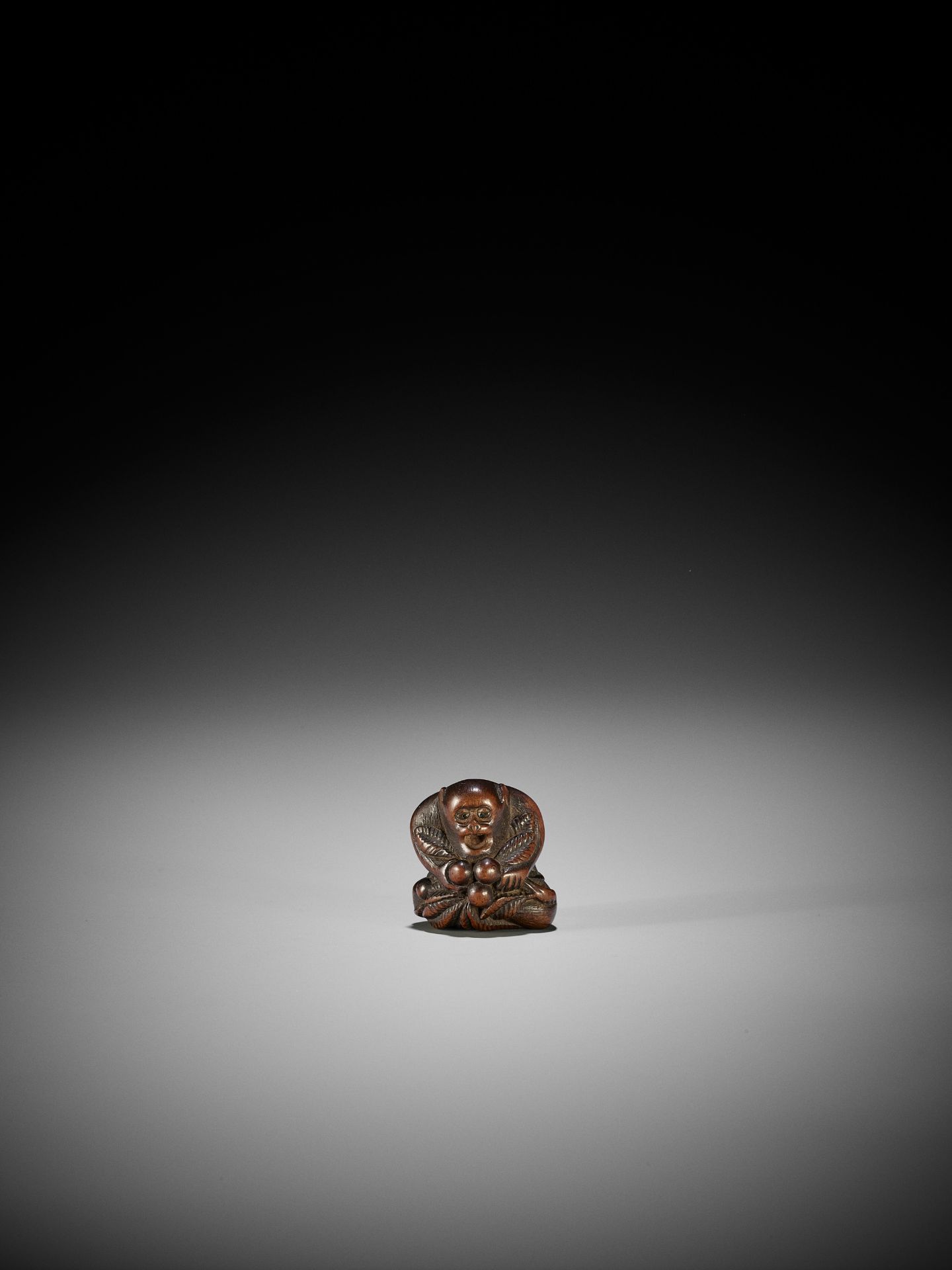 GYOKUZAN: A WOOD NETSUKE OF A MONKEY WITH BIWA (LOQUATS) - Bild 2 aus 10