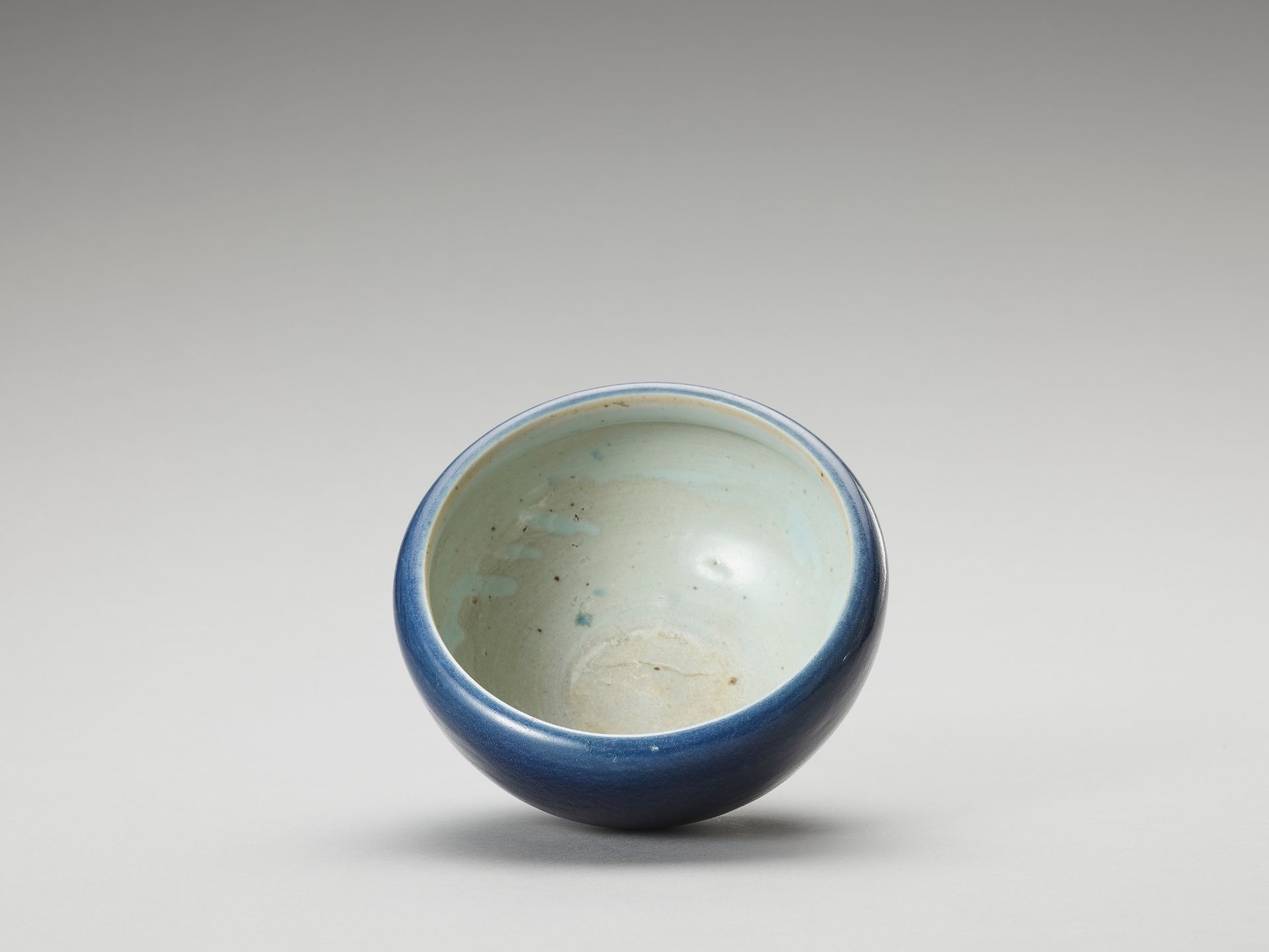 A MONOCHROME, BLUE-GLAZED PORCELAIN BOWL - Bild 5 aus 9