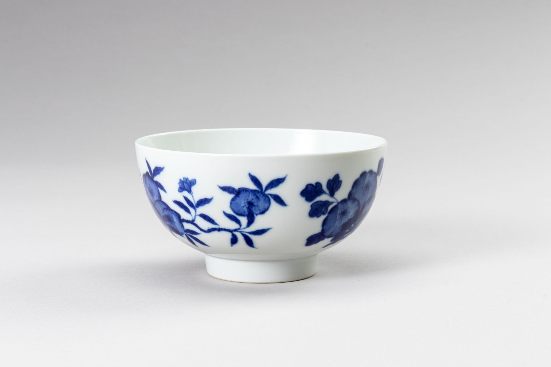 A BLUE AND WHITE PORCELAIN KANGXI REVIVAL 'PEACH' BOWL - Image 4 of 10