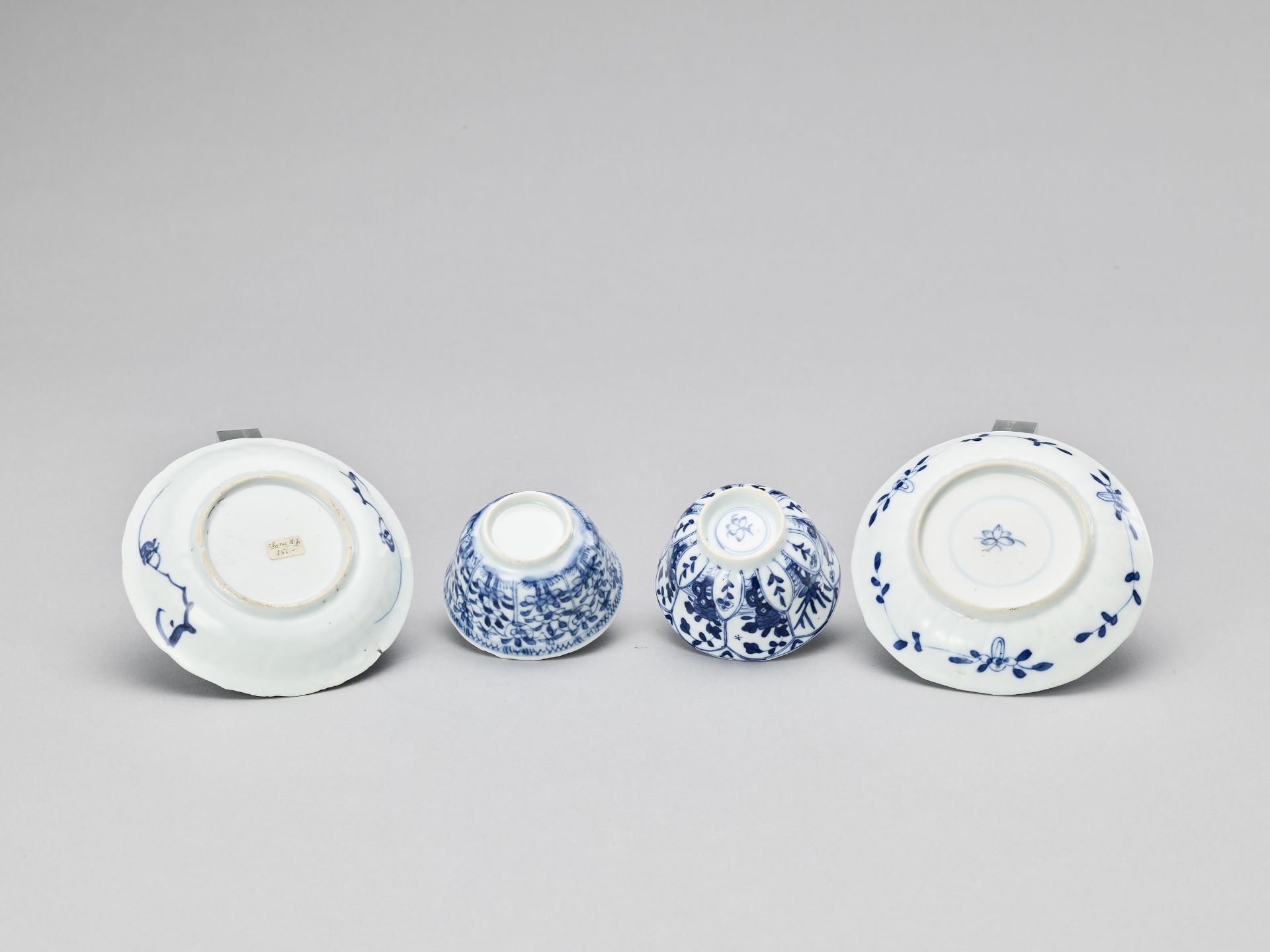 A PAIR OF BLUE AND WHITE PORCELAIN CUPS WITH MATCHING PLATES, KANGXI - Image 6 of 9
