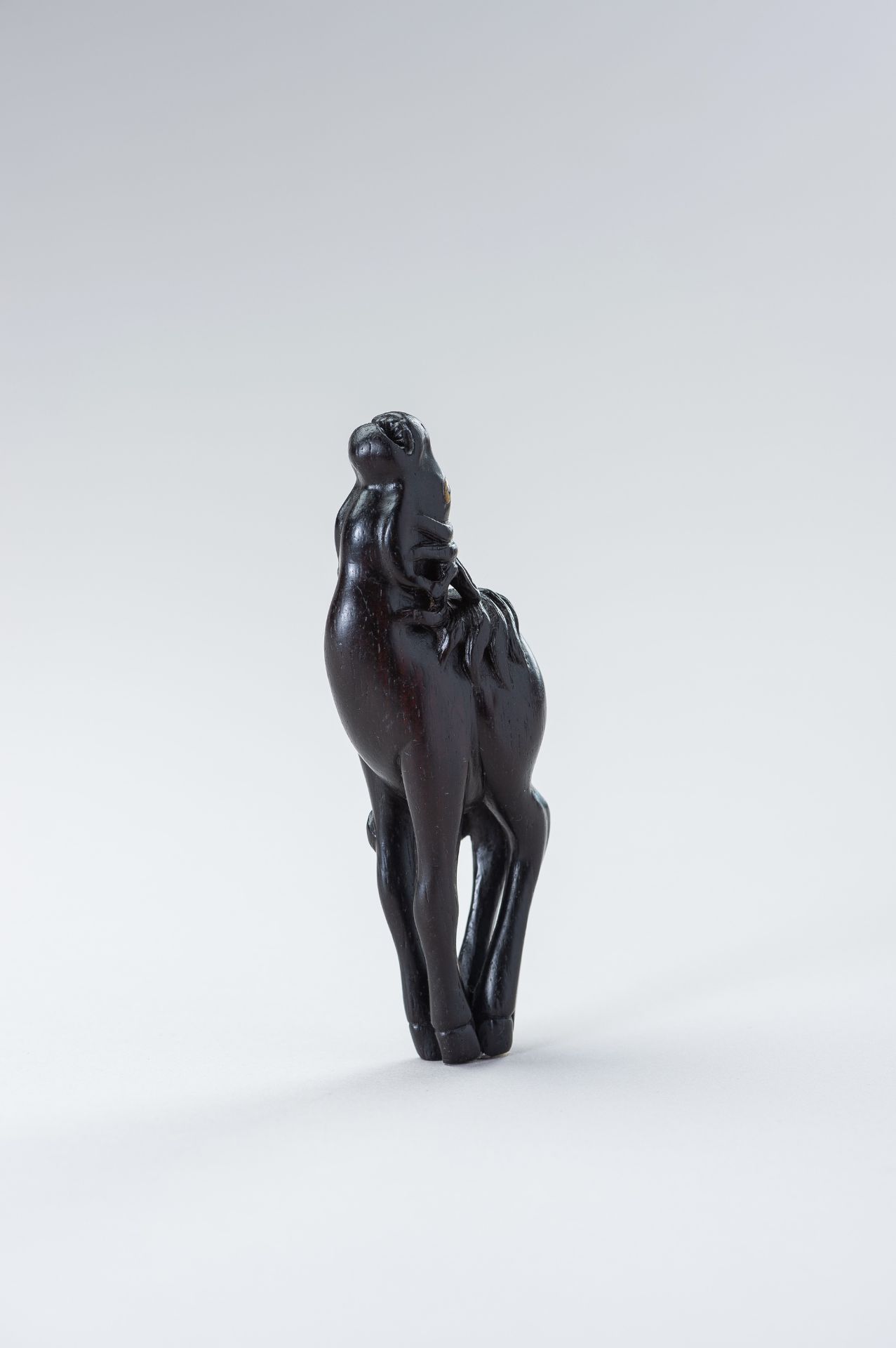 A LARGE EBONY WOOD NETSUKE OF A BAYING HORSE - Bild 10 aus 13