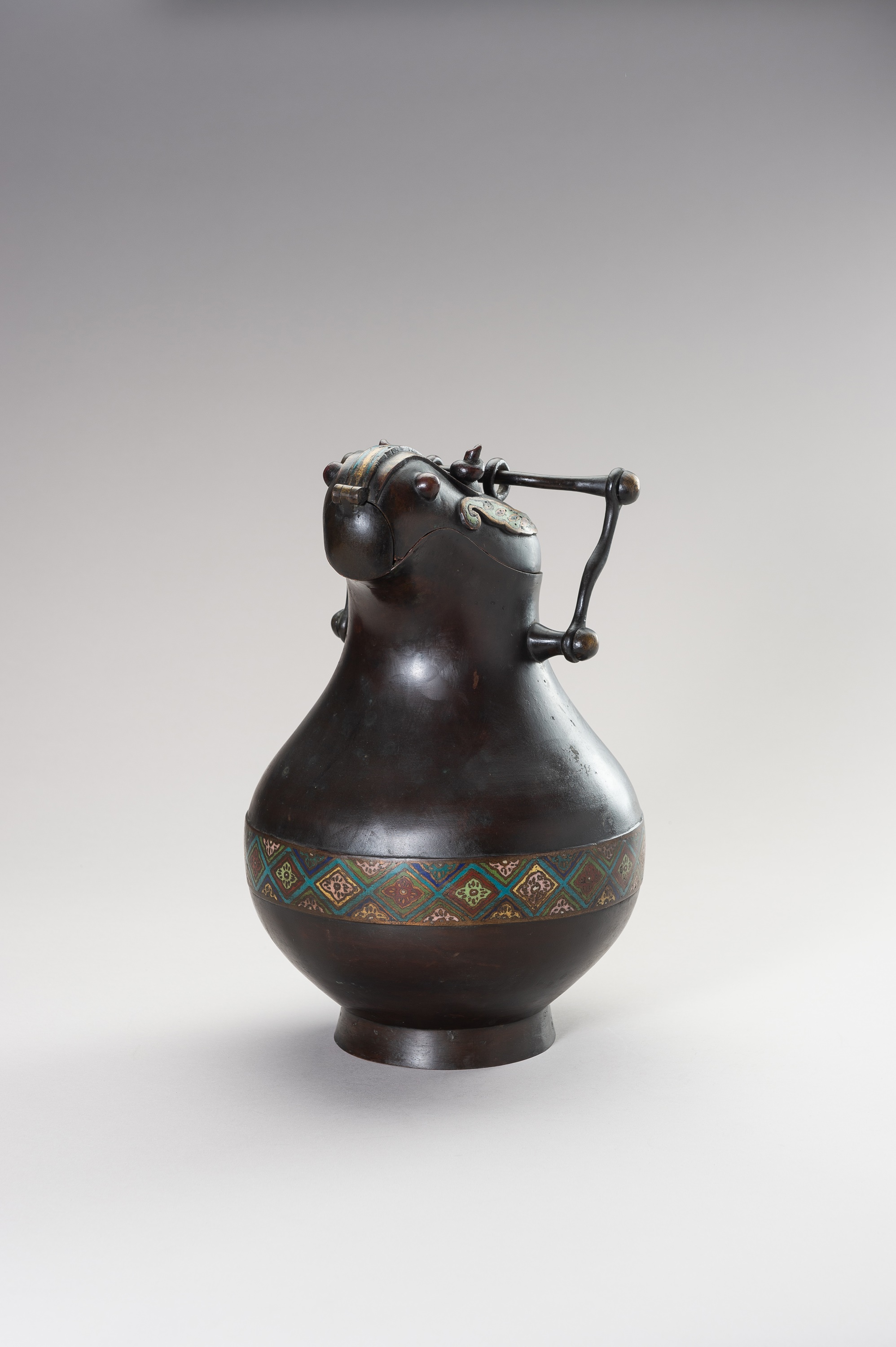 AN ARCHAISTIC ZOOMORPHIC BRONZE AND CLOISONNE WINE VESSEL HU - Image 7 of 13