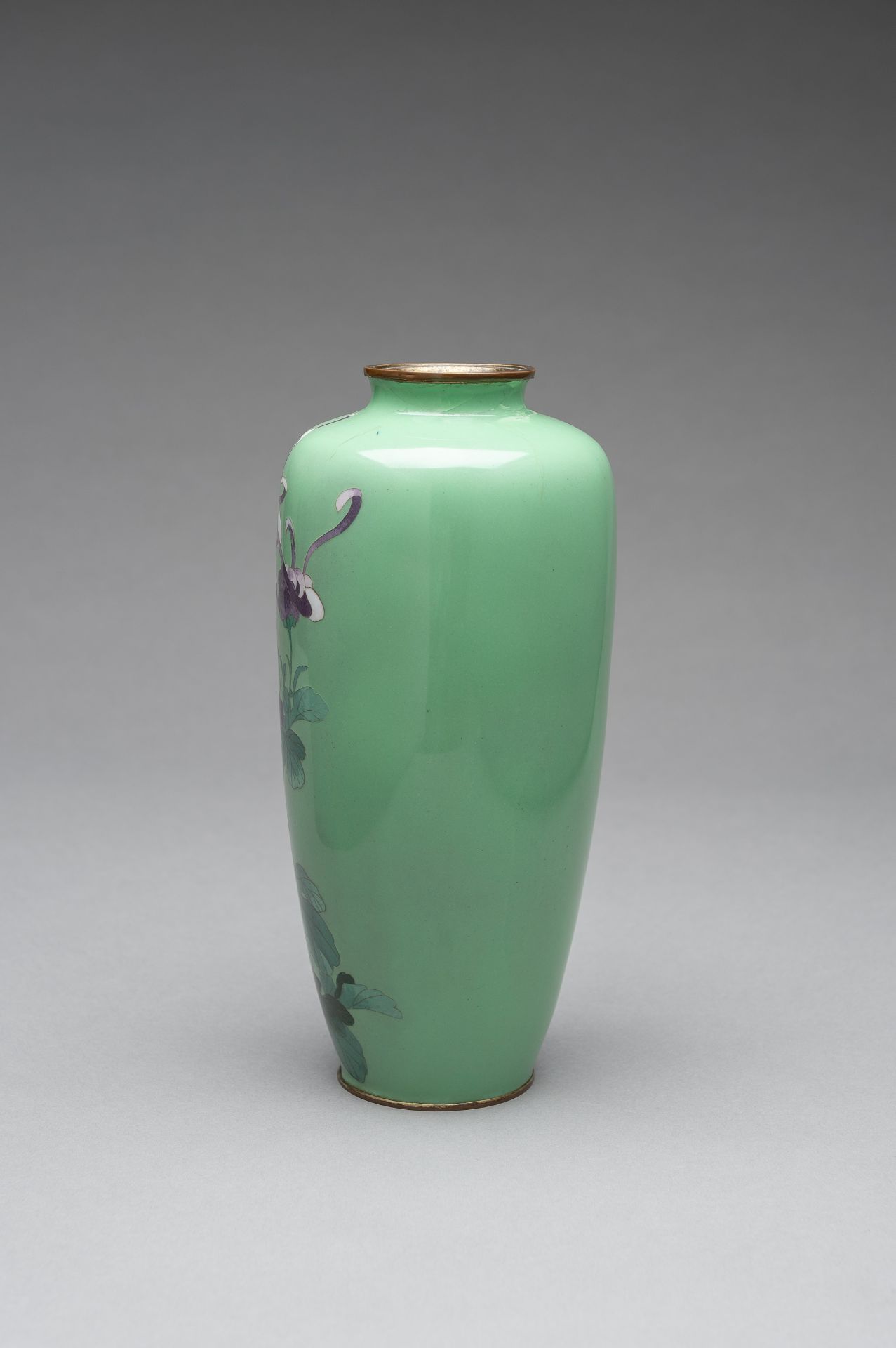 A PALE GREEN CLOISONNE ENAMEL VASE - Image 4 of 8