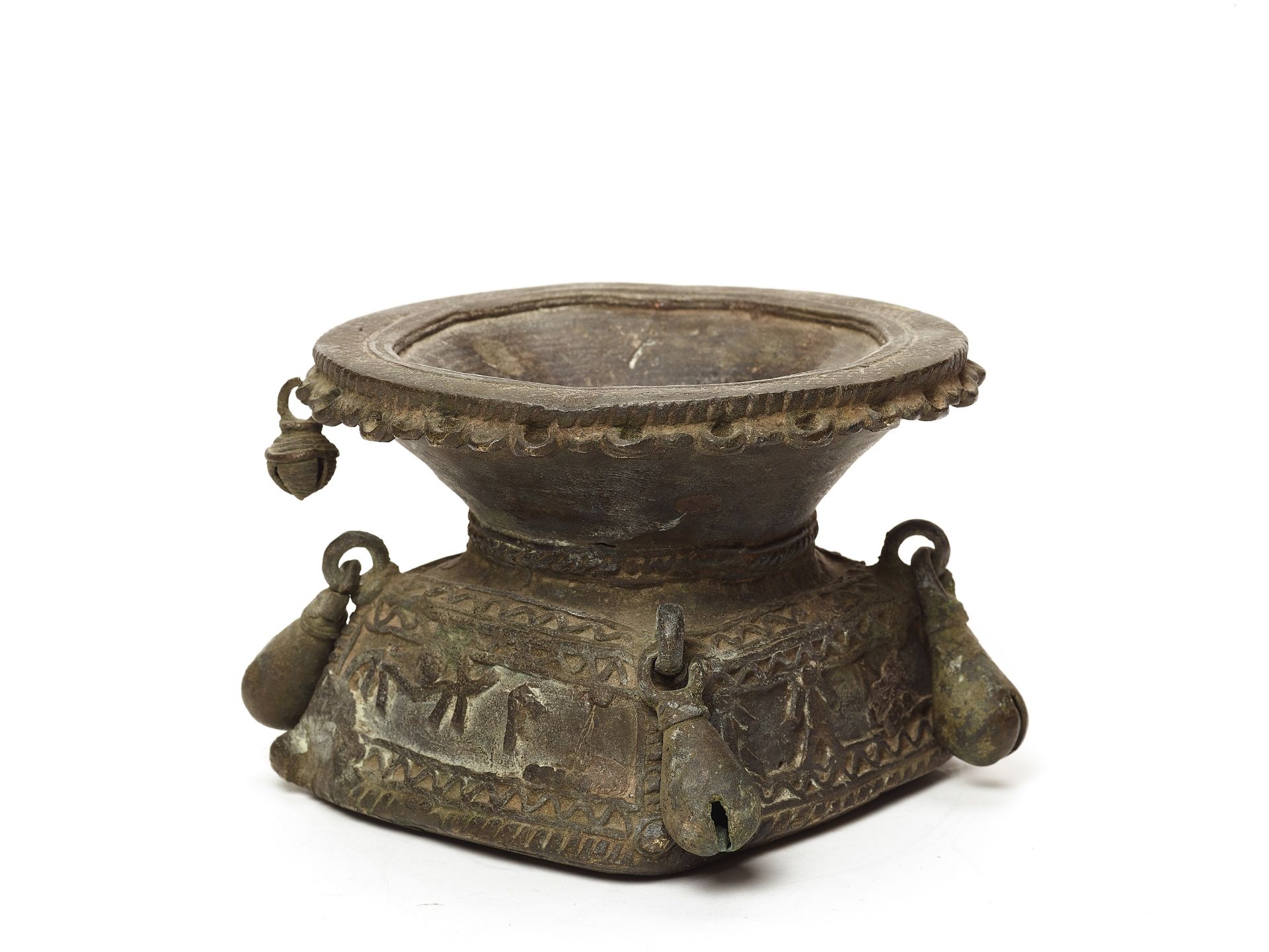 A BASTAR BRONZE OF A MASSIVE BASE WITH BELLS - Bild 3 aus 3