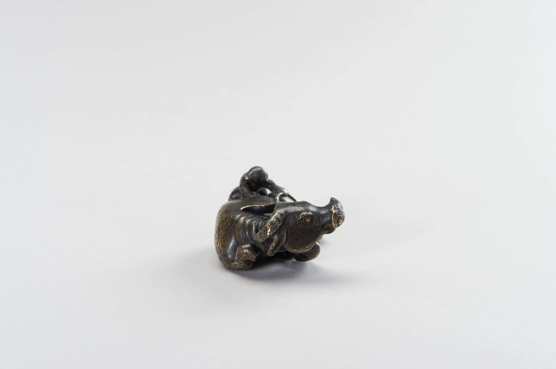 A FIGURAL BRONZE PAPERWEIGHT IN THE SHAPE OF A WATER BUFFALO AND HERDER - Bild 7 aus 10