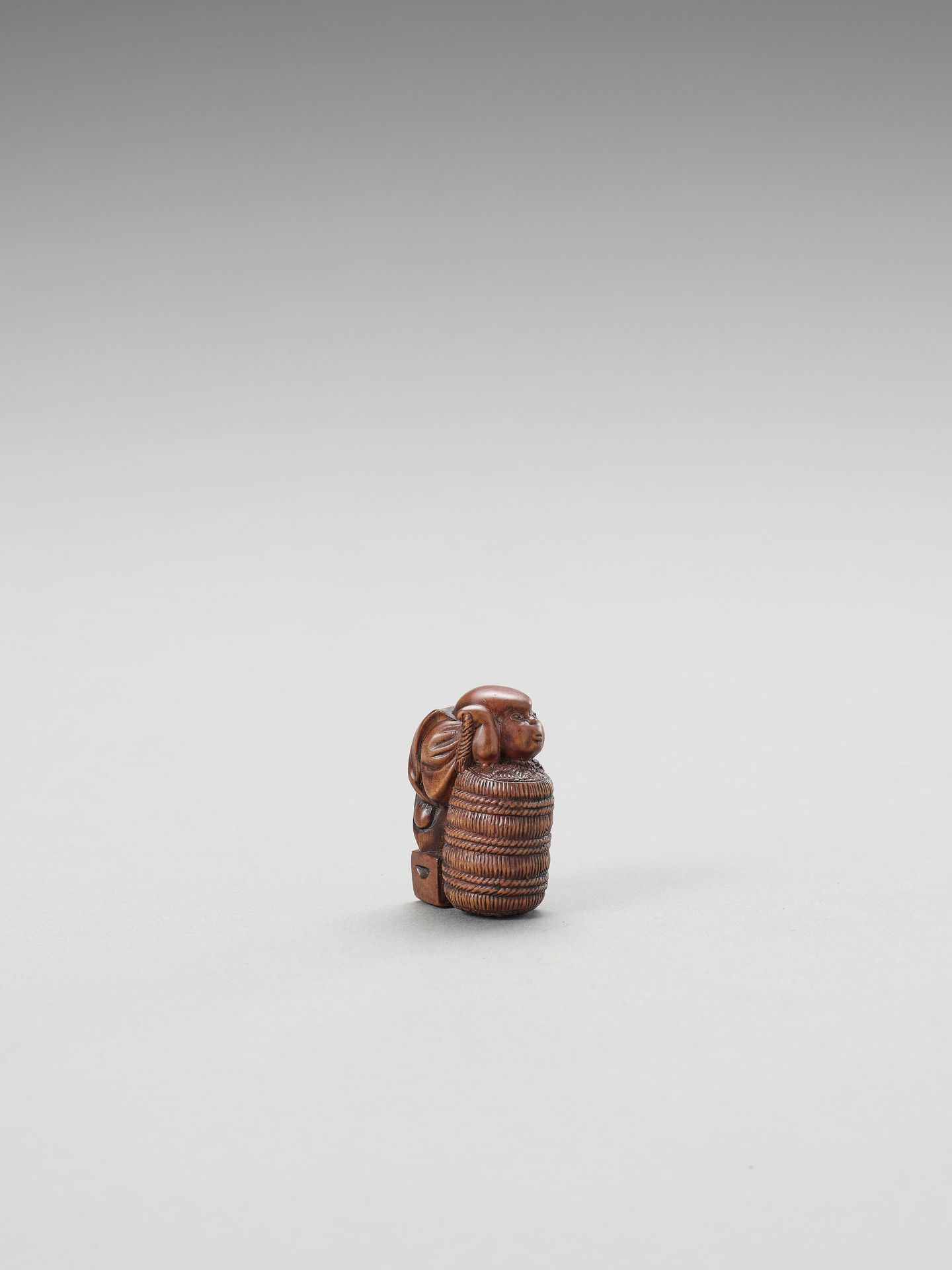 A WOOD NETSUKE OF FUKUSUKE WITH RICE BAIL - Bild 2 aus 5