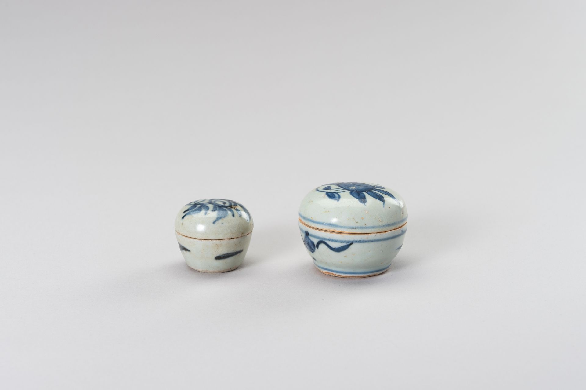 A SET OF TWO SMALL BLUE AND WHITE PORCELAIN BOXES - Image 3 of 11